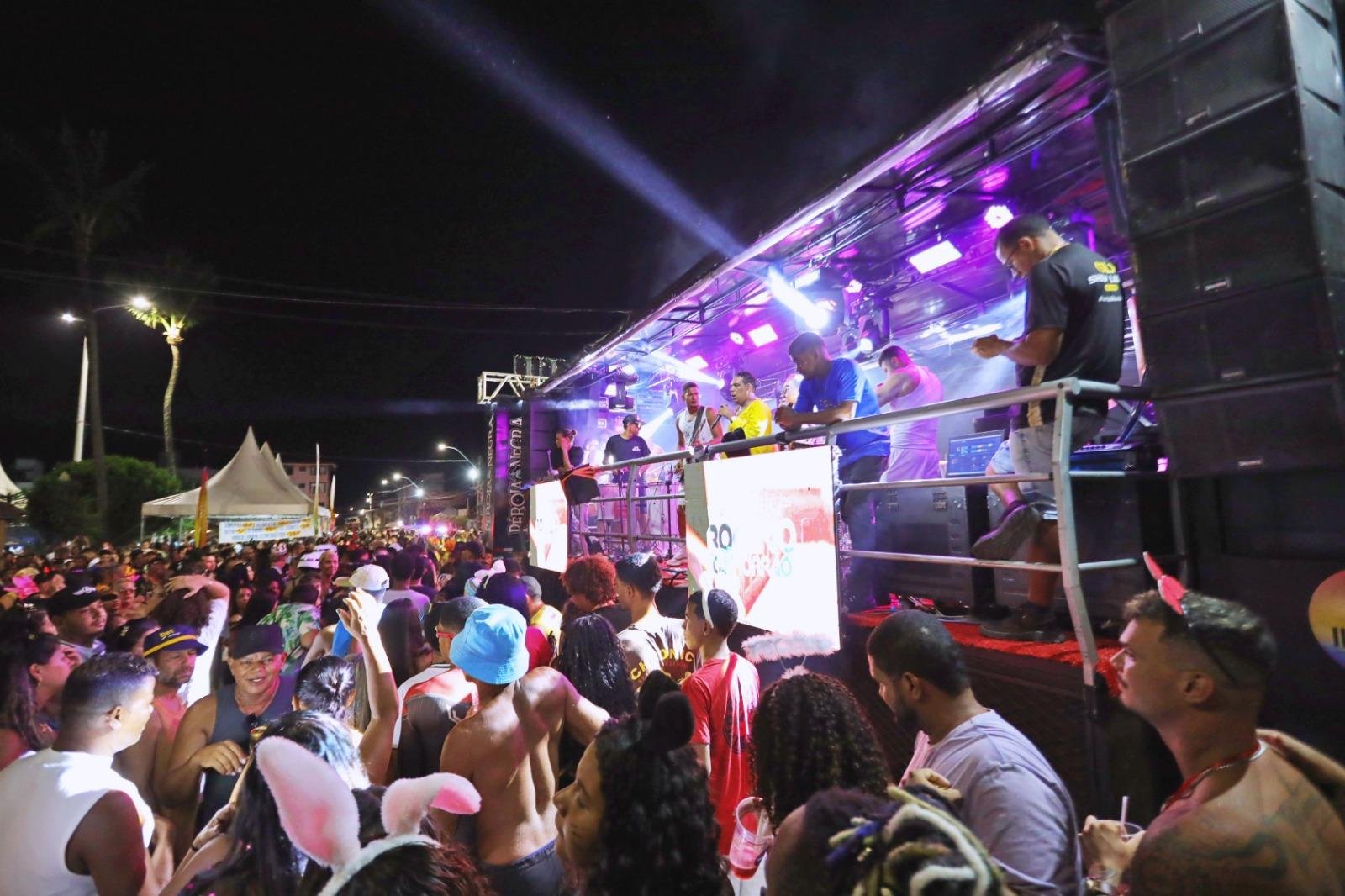 CARNAVAL DE ILHÉUS 2026 COMEÇA COM FESTA, BLOCOS DE RUA E MULTIDÃO NO PONTAL