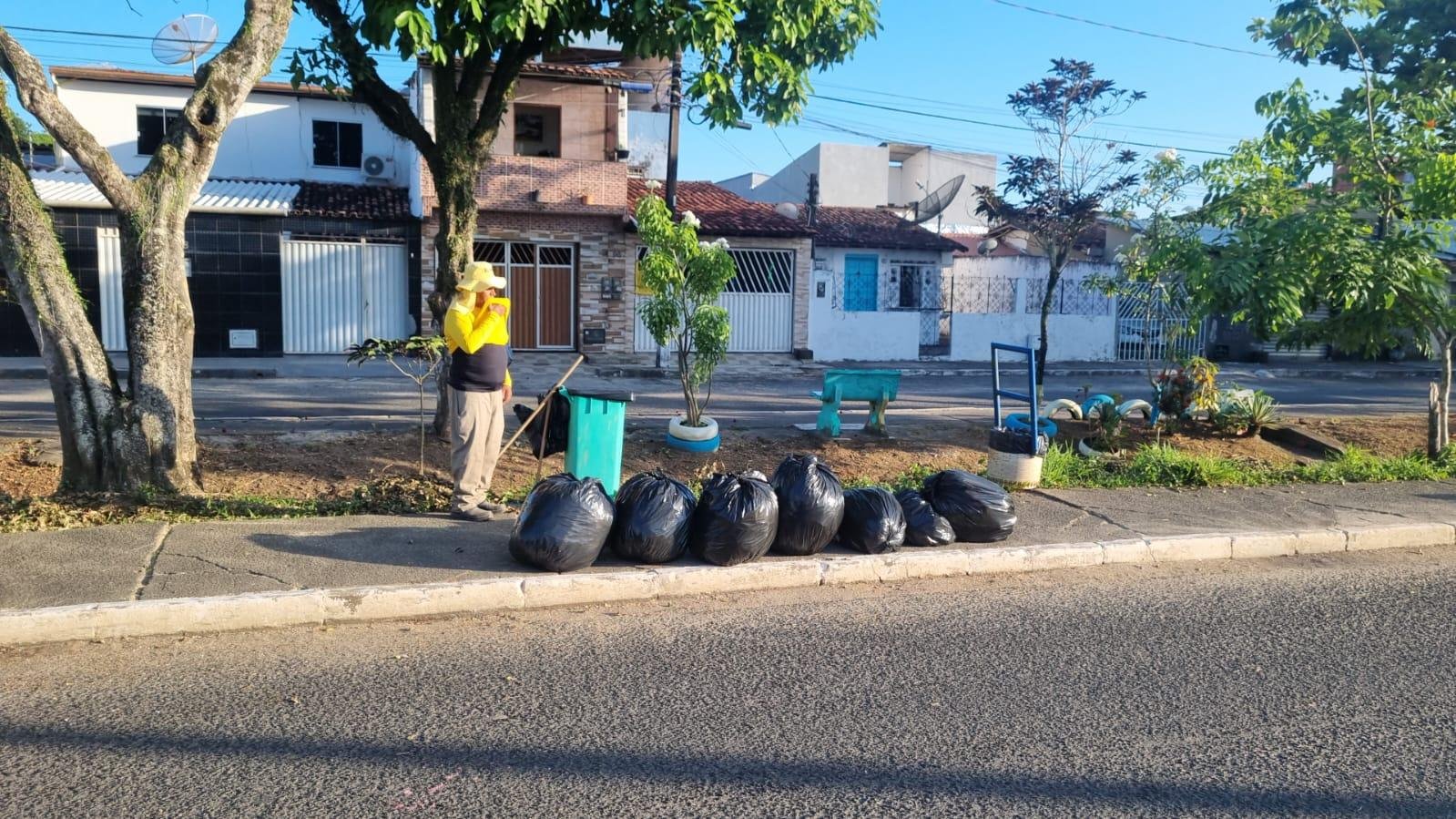 LIMPEZA É REALIZADA NO HERNANI SÁ APÓS BLOCOS DE CARNAVAL 