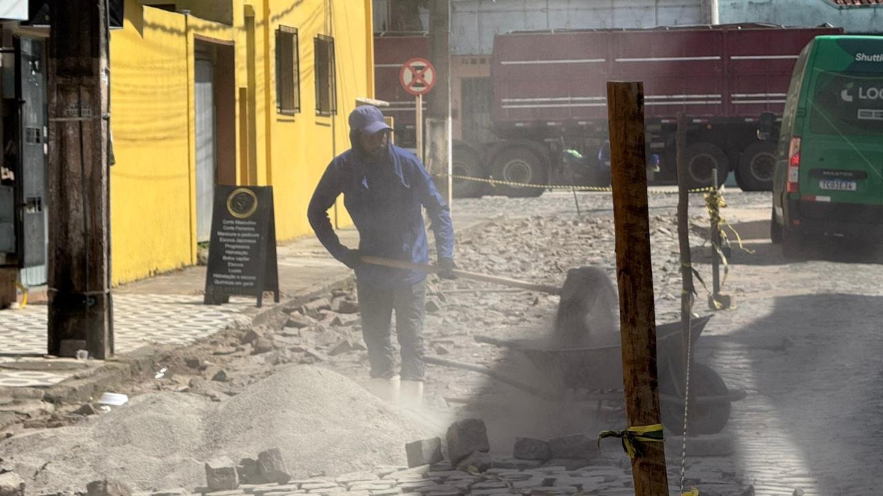 MANUTENÇÃO DE PAVIMENTO É REALIZADA NO BAIRRO SÃO FRANCISCO, EM ILHÉUS