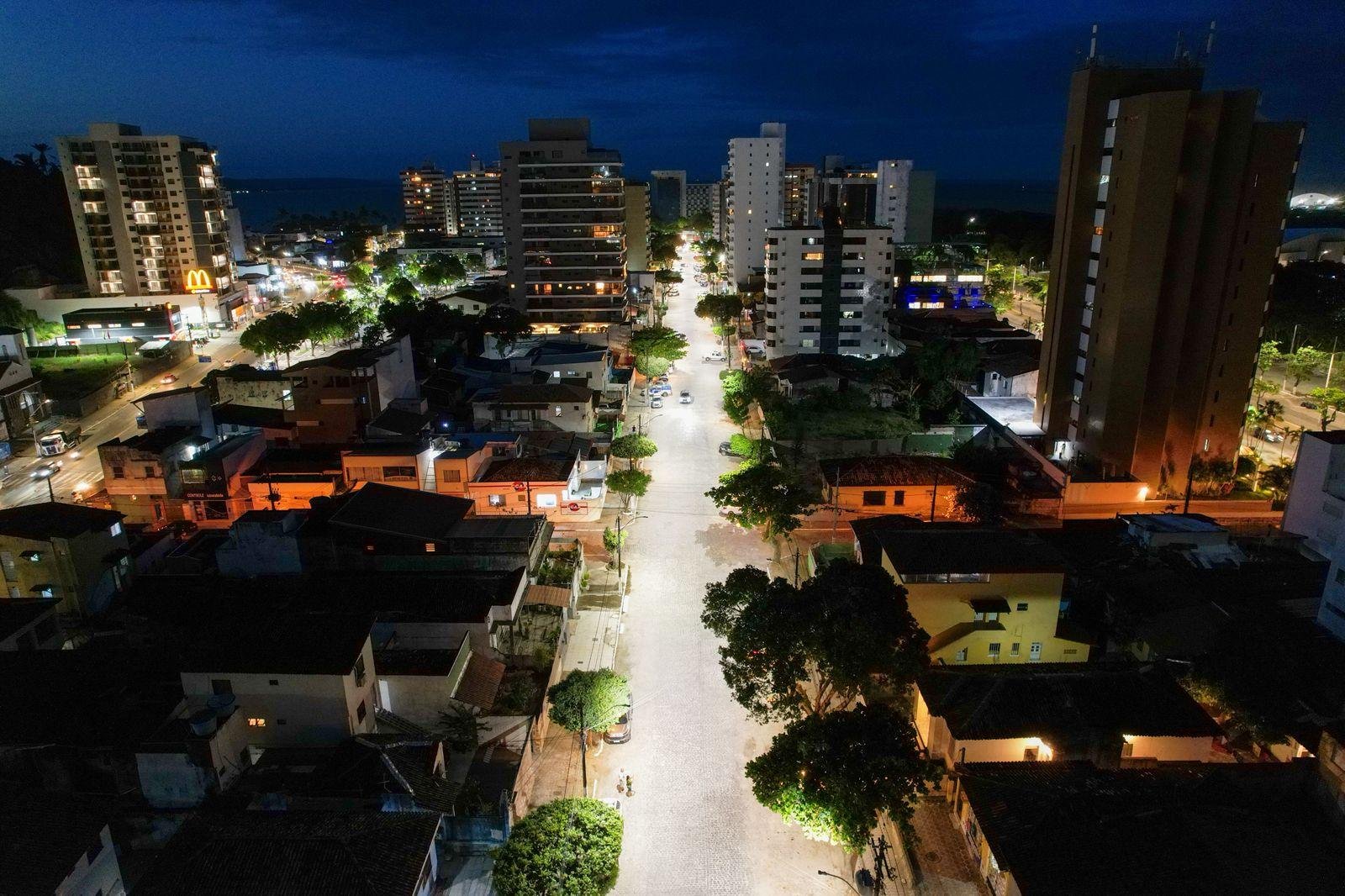 AV. VEREADOR MARCUS PAIVA RECEBE MODERNIZAÇÃO NA ILUMINAÇÃO E REASSENTAMENTO DE PARALELOS