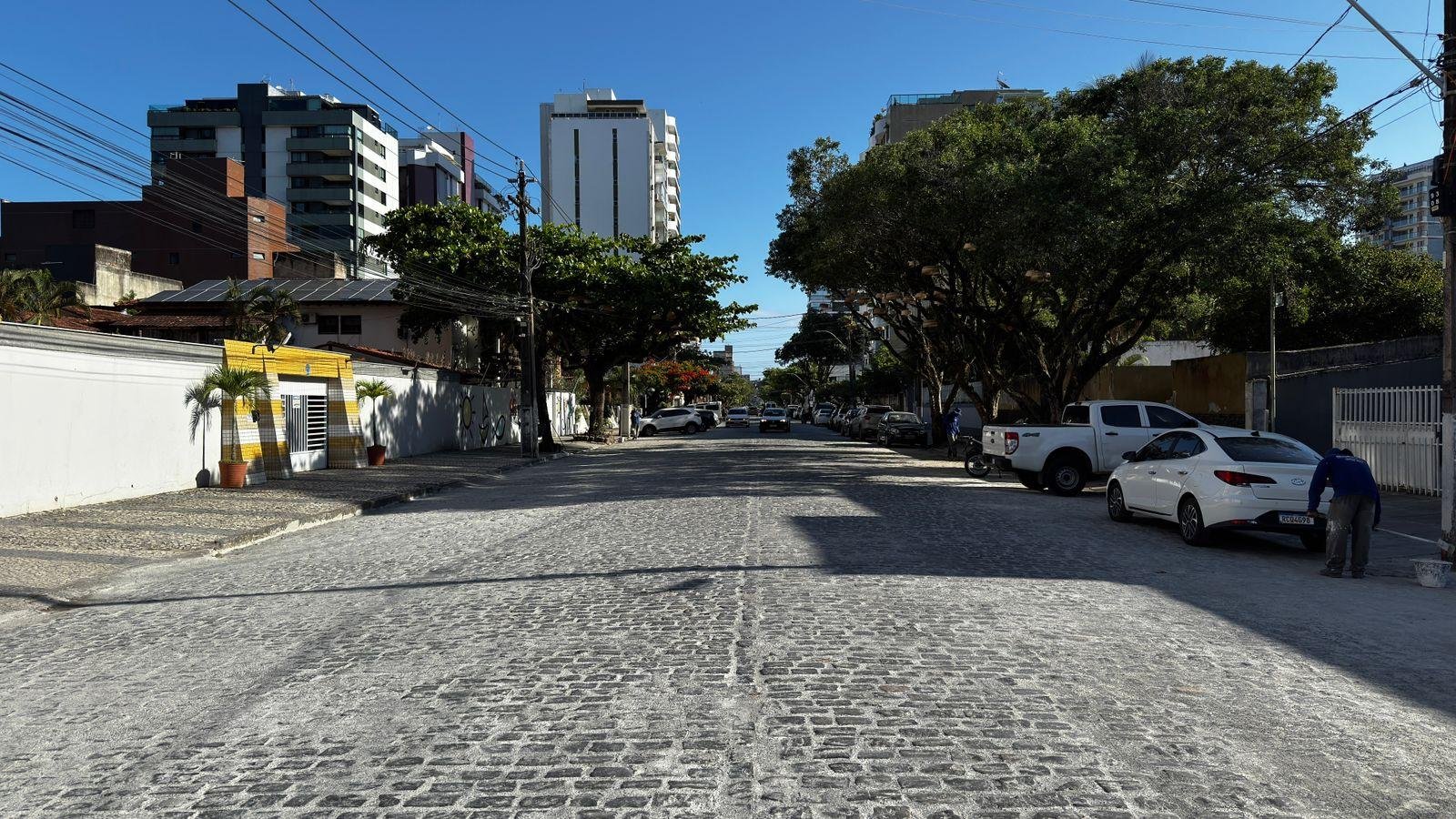 AV. VEREADOR MARCUS PAIVA RECEBE MODERNIZAÇÃO NA ILUMINAÇÃO E REASSENTAMENTO DE PARALELOS