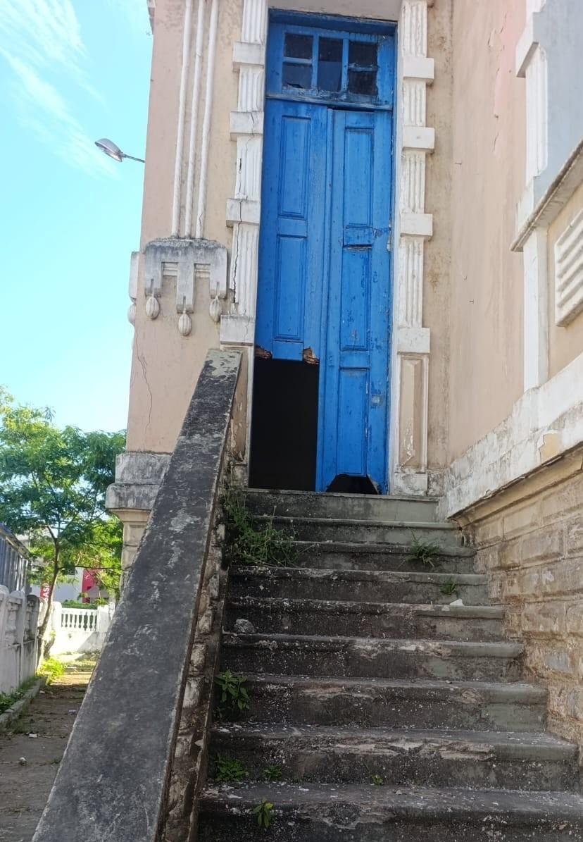 ARROMBADO, TOMADO POR LIXO E COM POSSÍVEL ACERVO EXPOSTO: GENERAL OSÓRIO SEGUE EM ABANDONO NO CENTRO DE ILHÉUS