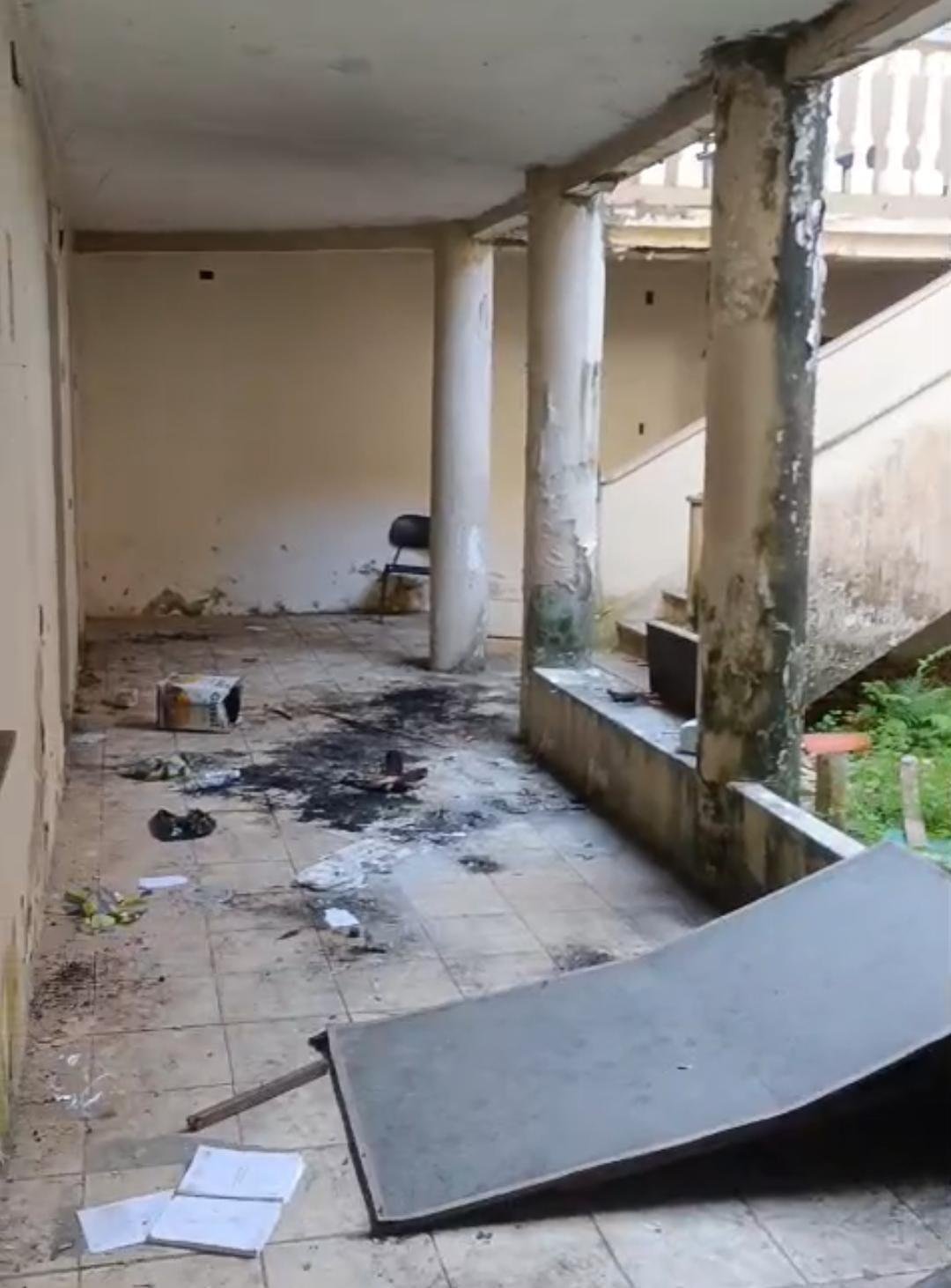 ARROMBADO, TOMADO POR LIXO E COM POSSÍVEL ACERVO EXPOSTO: GENERAL OSÓRIO SEGUE EM ABANDONO NO CENTRO DE ILHÉUS