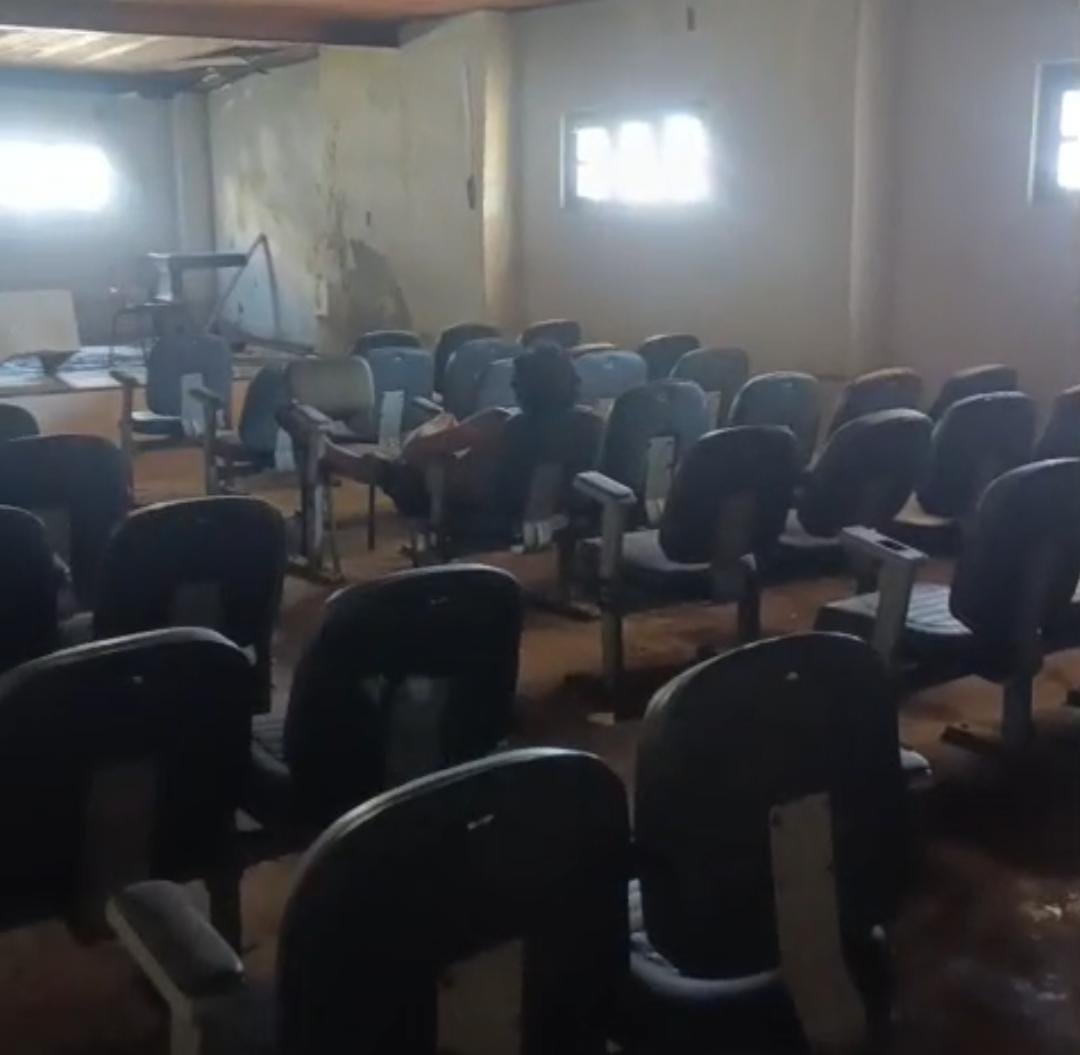 ARROMBADO, TOMADO POR LIXO E COM POSSÍVEL ACERVO EXPOSTO: GENERAL OSÓRIO SEGUE EM ABANDONO NO CENTRO DE ILHÉUS