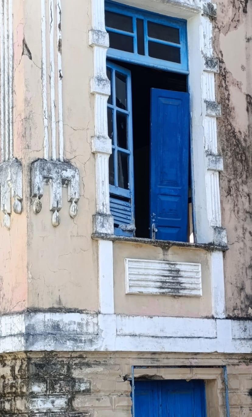 ARROMBADO, TOMADO POR LIXO E COM POSSÍVEL ACERVO EXPOSTO: GENERAL OSÓRIO SEGUE EM ABANDONO NO CENTRO DE ILHÉUS