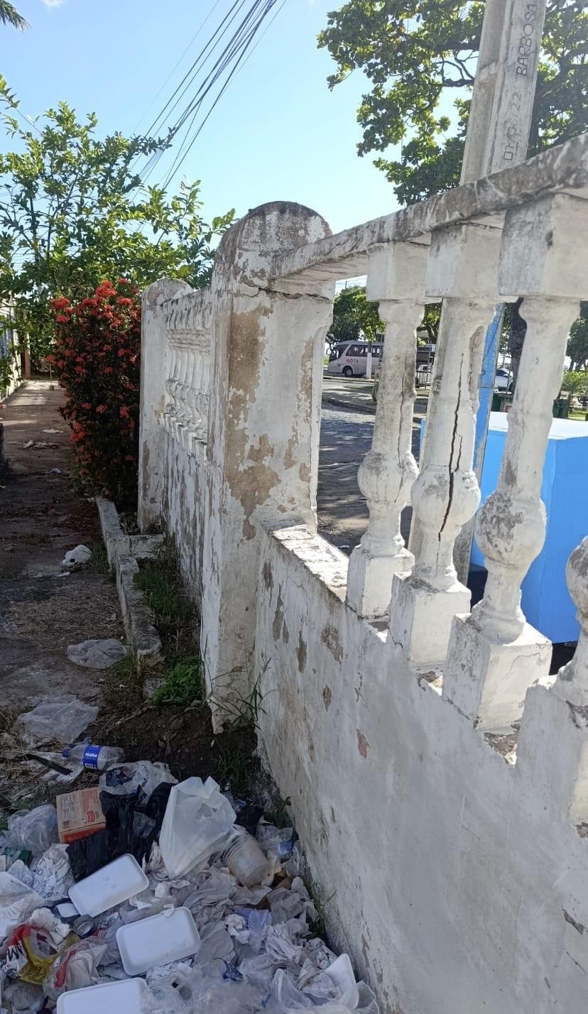 ARROMBADO, TOMADO POR LIXO E COM POSSÍVEL ACERVO EXPOSTO: GENERAL OSÓRIO SEGUE EM ABANDONO NO CENTRO DE ILHÉUS