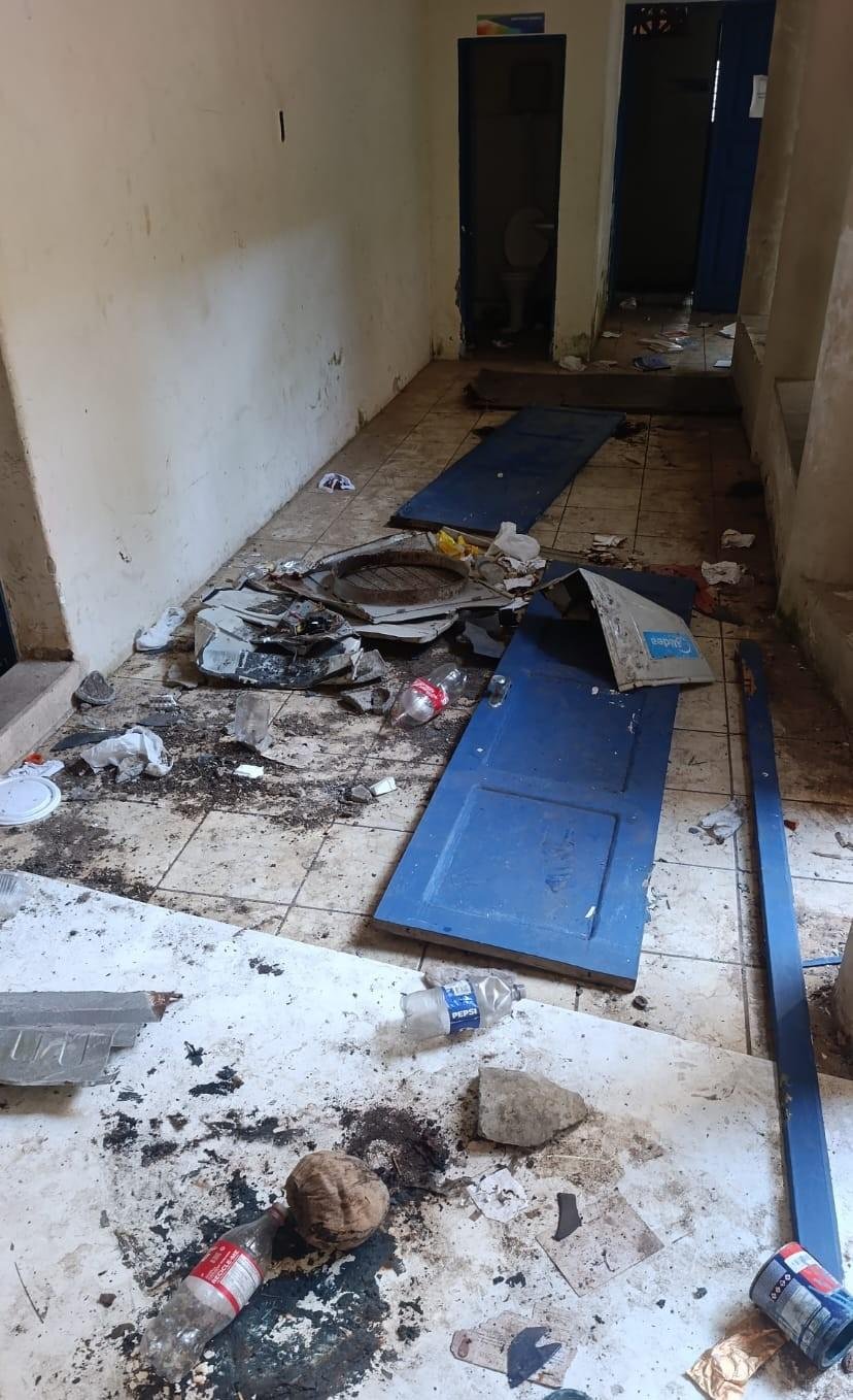 ARROMBADO, TOMADO POR LIXO E COM POSSÍVEL ACERVO EXPOSTO: GENERAL OSÓRIO SEGUE EM ABANDONO NO CENTRO DE ILHÉUS