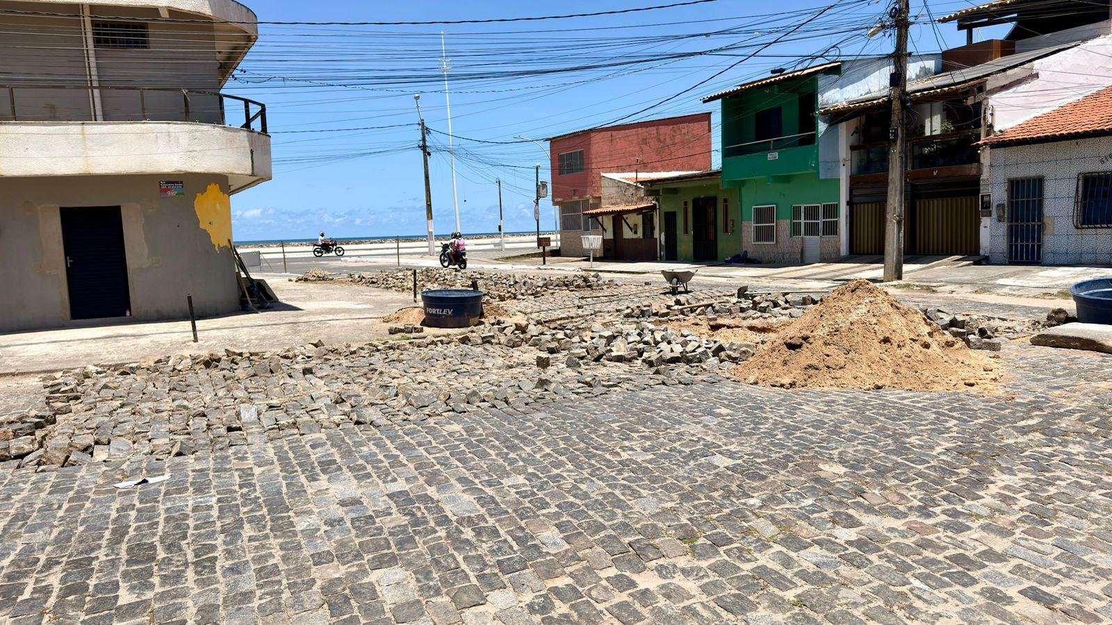 ILHÉUS: CALÇAMENTO DA RUA CASTRO ALVES NO PONTAL É RECUPERADO