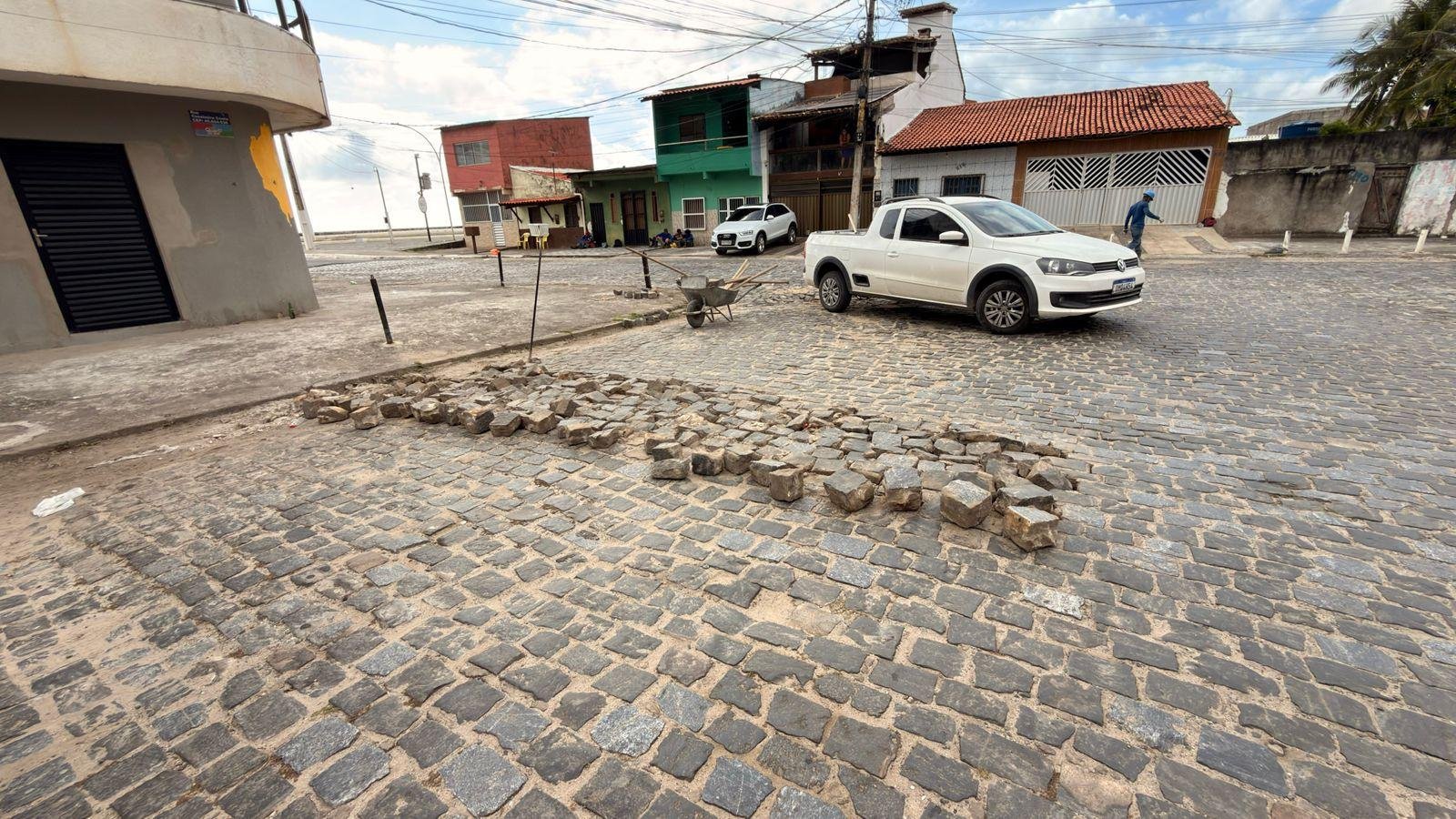 ILHÉUS: CALÇAMENTO DA RUA CASTRO ALVES NO PONTAL É RECUPERADO