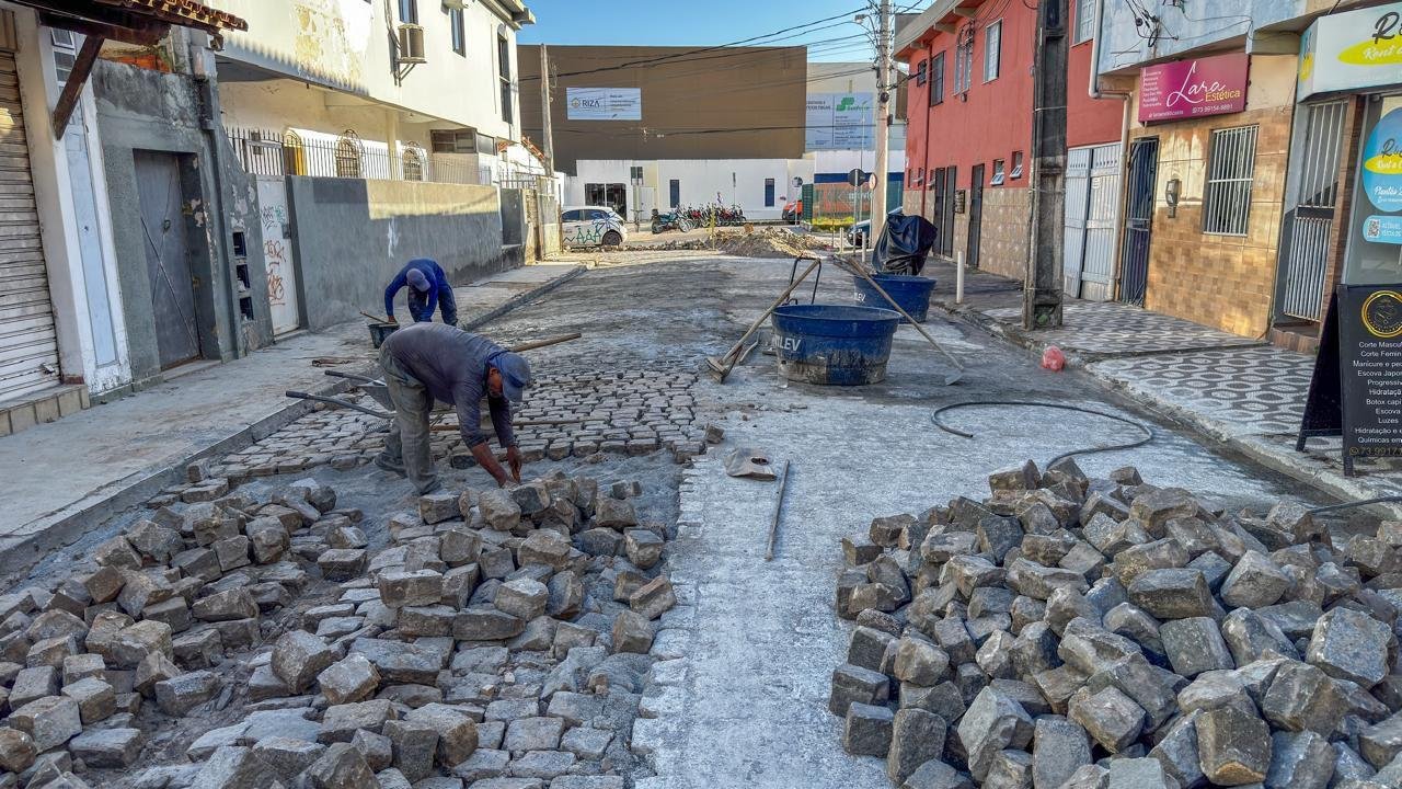 TRAVESSA SANTILHA GUEDES RECEBE REPAROS NO CALÇAMENTO