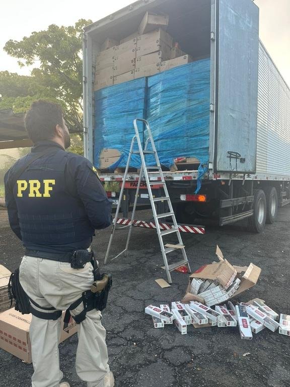 PRF APREENDE CERCA DE 265 MIL MAÇOS DE CIGARROS ESCONDIDOS EM CARGA DE BISCOITOS, EM ITABUNA