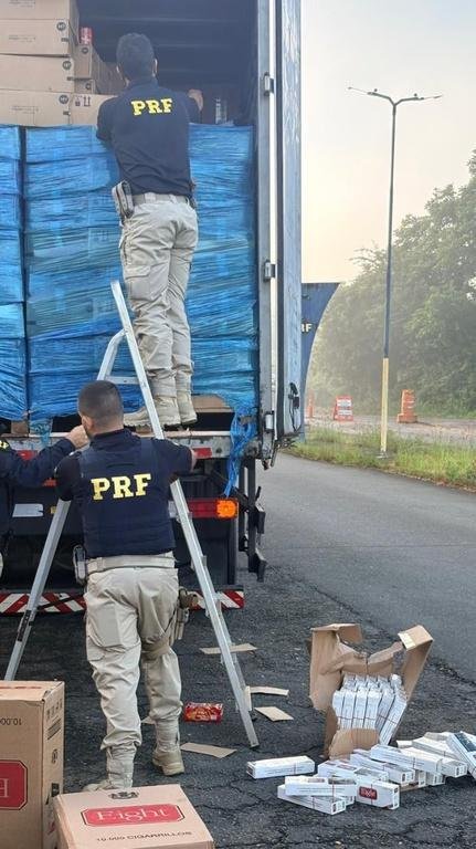 PRF APREENDE CERCA DE 265 MIL MAÇOS DE CIGARROS ESCONDIDOS EM CARGA DE BISCOITOS, EM ITABUNA