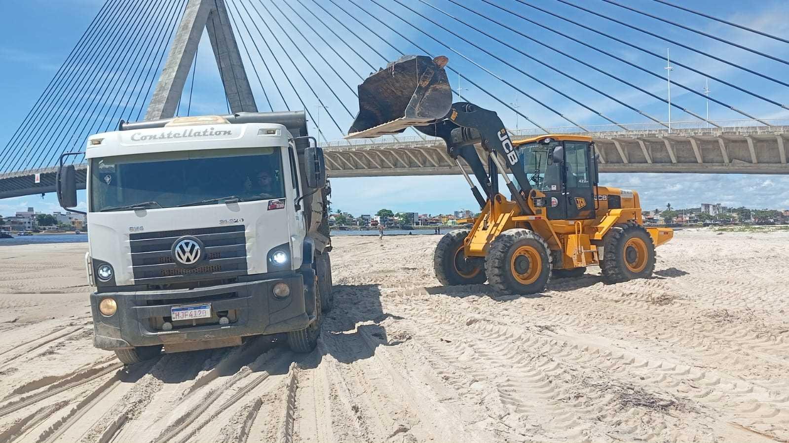 LIMPEZA DAS PRAIAS PARA RETIRADA DE BARONESAS É INTENSIFICADA EM ILHÉUS LIMPEZA DAS PRAIAS PARA RETIRADA DE BARONESAS É INTENSIFICADA EM ILHÉUS