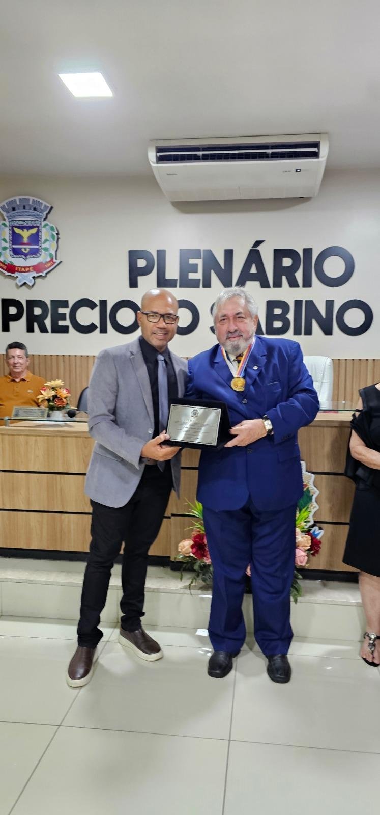 CARLOS SODRÉ RECEBE COMENDA EM ITAPÉ E LANÇA SUA PRÉ-CANDIDATURA AO SENADO CARLOS SODRÉ RECEBE COMENDA EM ITAPÉ E LANÇA SUA PRÉ-CANDIDATURA AO SENADO