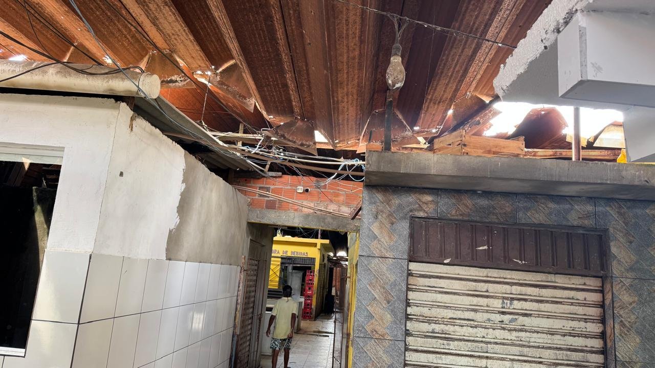 RISCO DE DESABAMENTO NO TELHADO DO SETOR DE PEIXE DA CENTRAL DE ABASTECIMENTO DO MALHADO RISCO DE DESABAMENTO NO TELHADO DO SETOR DE PEIXE DA CENTRAL DE ABASTECIMENTO DO MALHADO