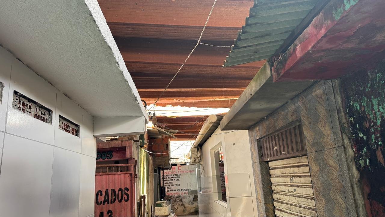 RISCO DE DESABAMENTO NO TELHADO DO SETOR DE PEIXE DA CENTRAL DE ABASTECIMENTO DO MALHADO RISCO DE DESABAMENTO NO TELHADO DO SETOR DE PEIXE DA CENTRAL DE ABASTECIMENTO DO MALHADO