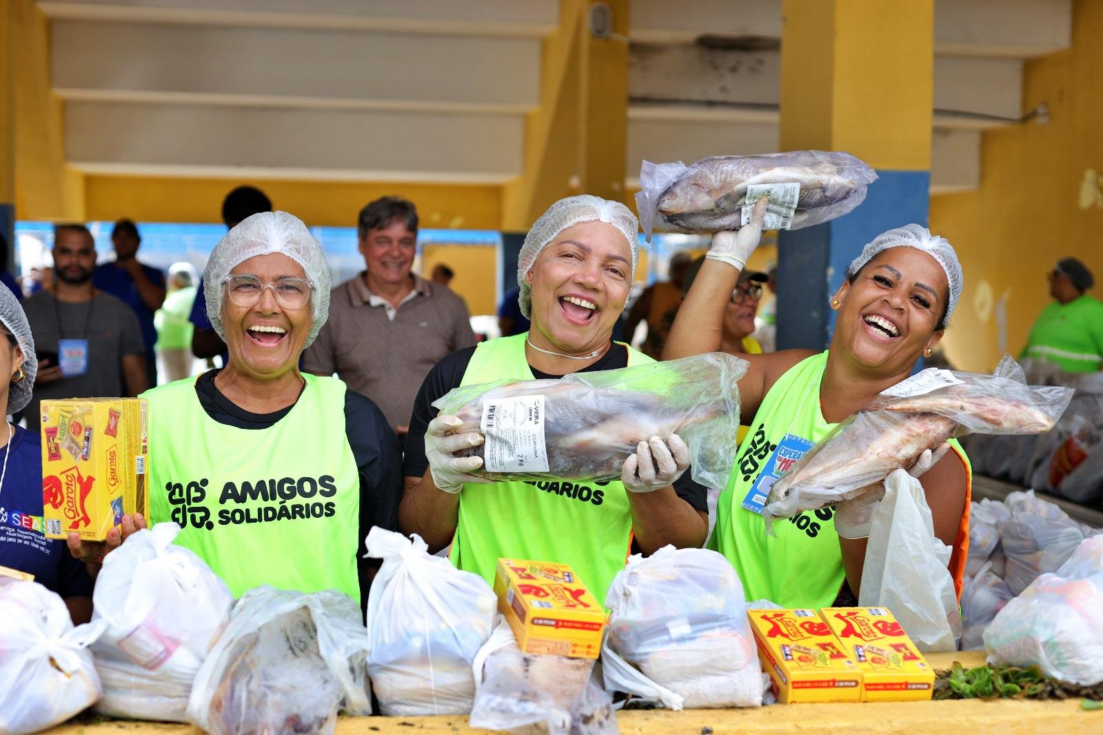 20 TONELADAS DE PEIXE SÃO DISTRIBUÍDAS PARA FAMÍLIAS EM VULNERABILIDADE SOCIAL DE ILHÉUS