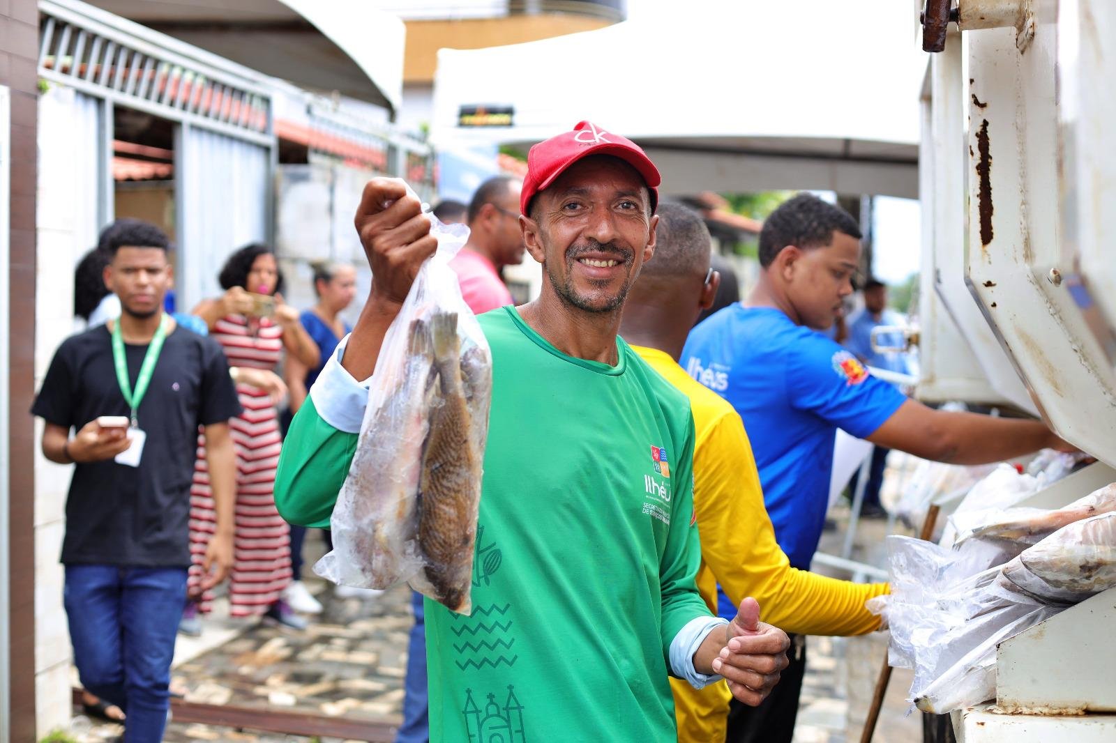20 TONELADAS DE PEIXE SÃO DISTRIBUÍDAS PARA FAMÍLIAS EM VULNERABILIDADE SOCIAL DE ILHÉUS
