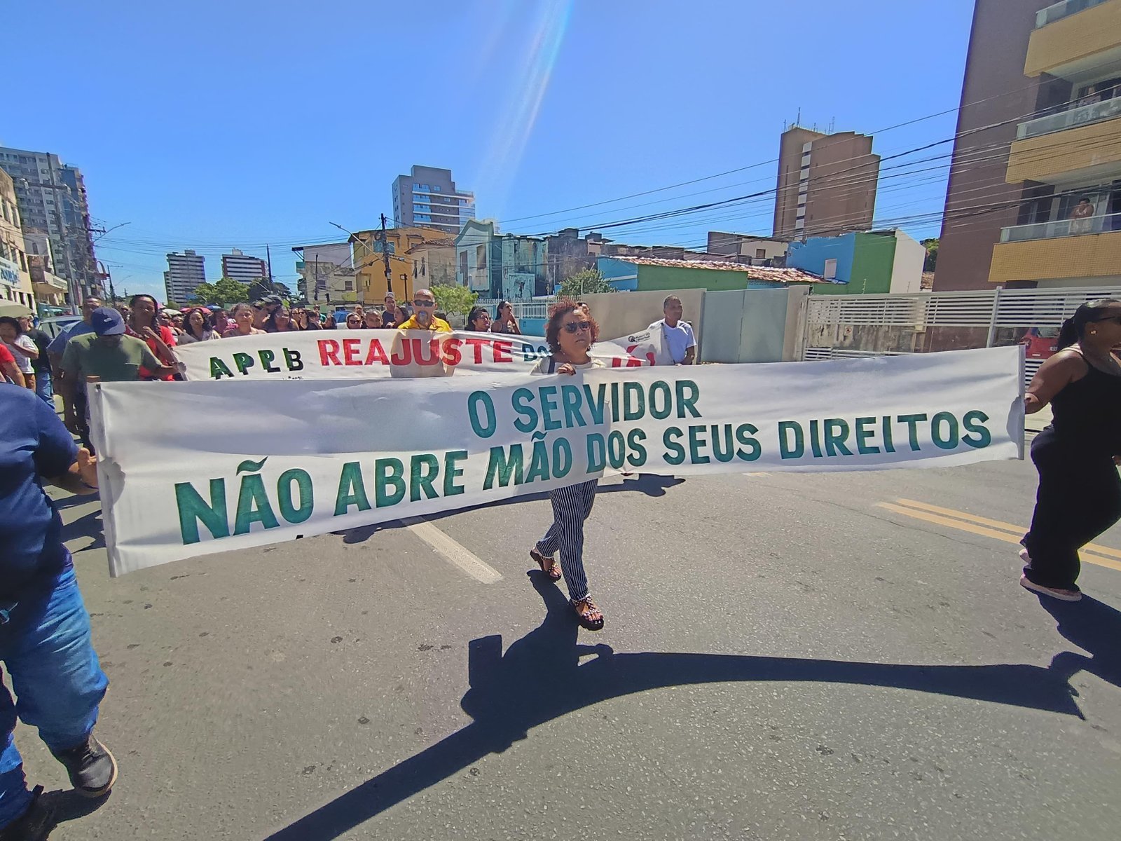 TRABALHADORES DA REDE MUNICIPAL DE ILHÉUS FAZEM CAMINHADA E OCUPAM PORTA DA SECRETARIA DE EDUCAÇÃO EM PARALISAÇÃO DE 24H TRABALHADORES DA REDE MUNICIPAL DE ILHÉUS FAZEM CAMINHADA E OCUPAM PORTA DA SECRETARIA DE EDUCAÇÃO EM PARALISAÇÃO DE 24H
