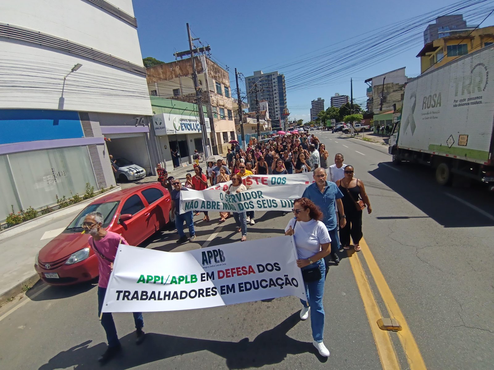 TRABALHADORES DA REDE MUNICIPAL DE ILHÉUS FAZEM CAMINHADA E OCUPAM PORTA DA SECRETARIA DE EDUCAÇÃO EM PARALISAÇÃO DE 24H TRABALHADORES DA REDE MUNICIPAL DE ILHÉUS FAZEM CAMINHADA E OCUPAM PORTA DA SECRETARIA DE EDUCAÇÃO EM PARALISAÇÃO DE 24H