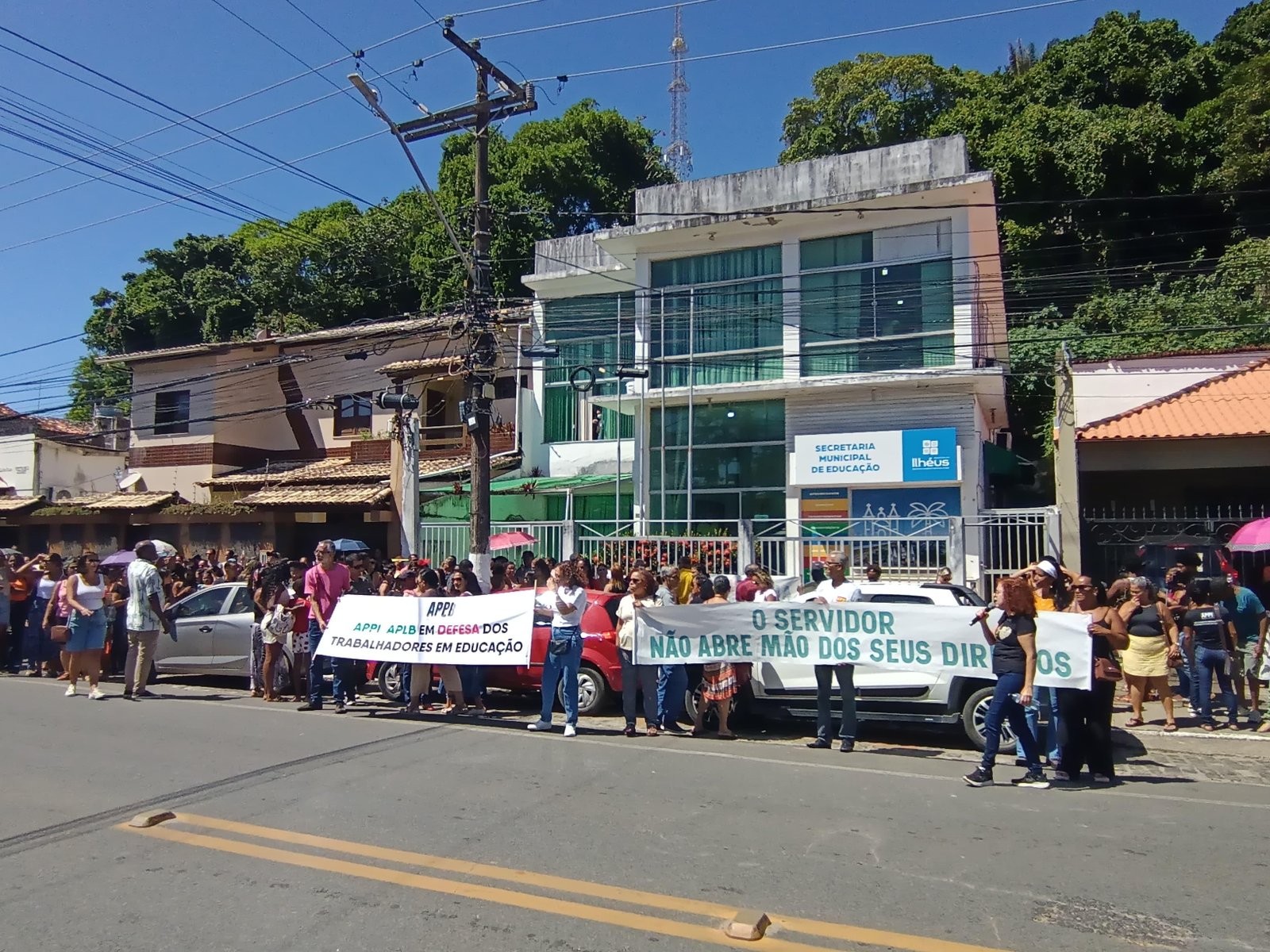 TRABALHADORES DA REDE MUNICIPAL DE ILHÉUS FAZEM CAMINHADA E OCUPAM PORTA DA SECRETARIA DE EDUCAÇÃO EM PARALISAÇÃO DE 24H TRABALHADORES DA REDE MUNICIPAL DE ILHÉUS FAZEM CAMINHADA E OCUPAM PORTA DA SECRETARIA DE EDUCAÇÃO EM PARALISAÇÃO DE 24H