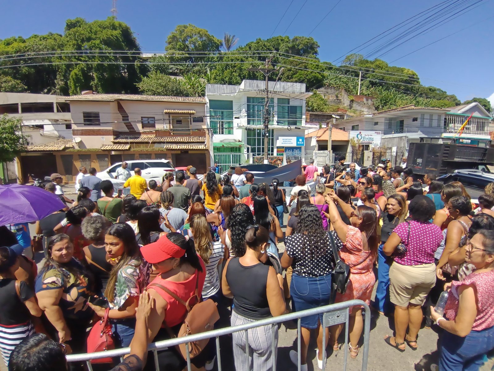 TRABALHADORES DA REDE MUNICIPAL DE ILHÉUS FAZEM CAMINHADA E OCUPAM PORTA DA SECRETARIA DE EDUCAÇÃO EM PARALISAÇÃO DE 24H TRABALHADORES DA REDE MUNICIPAL DE ILHÉUS FAZEM CAMINHADA E OCUPAM PORTA DA SECRETARIA DE EDUCAÇÃO EM PARALISAÇÃO DE 24H