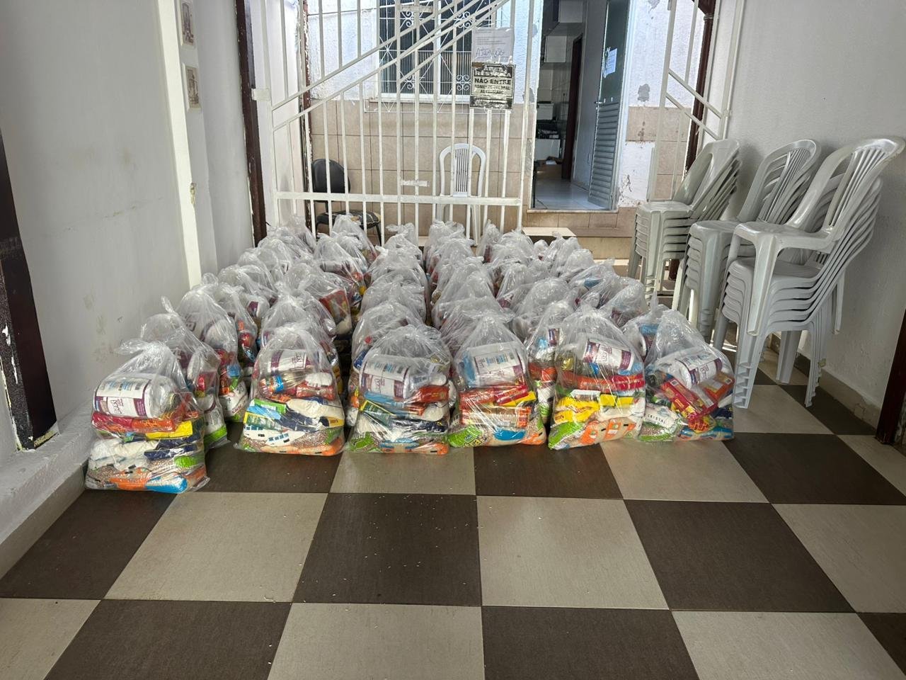 FAMÍLIAS DO ANTIGO ATERRO DE ITARIRI RECEBEM CESTAS BÁSICAS