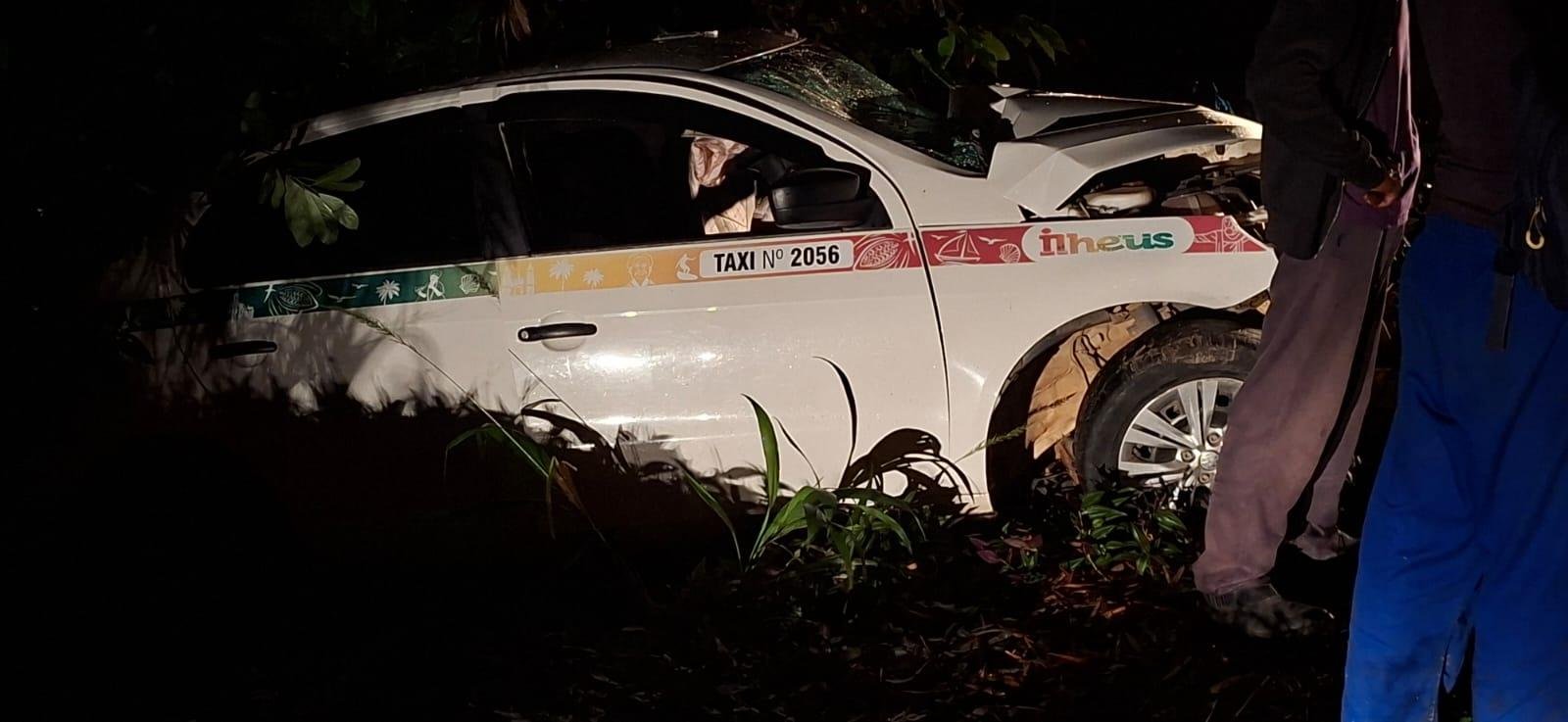 ACIDENTE ENTRE TÁXI E CARRO DE PASSEIO DEIXA DOIS FERIDOS GRAVES EM ILHÉUS