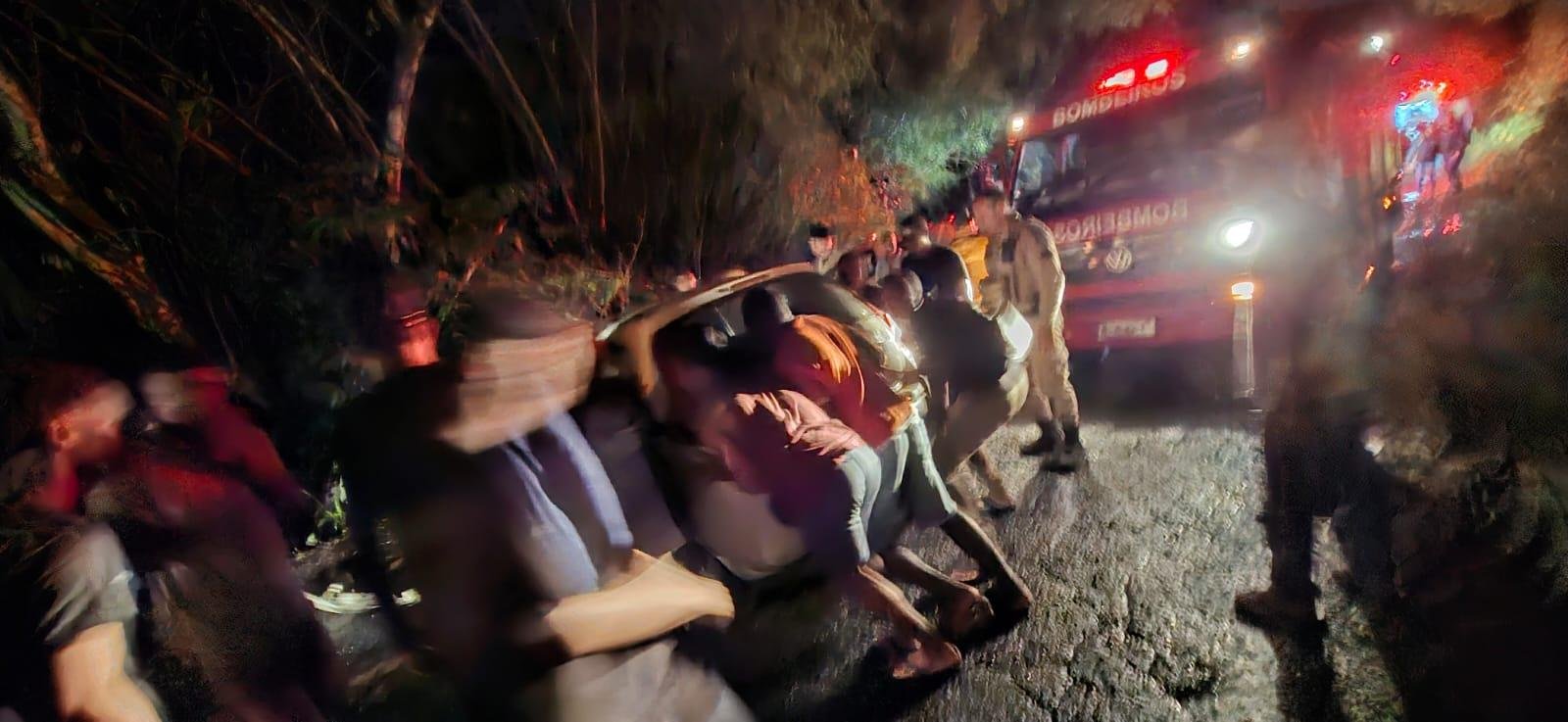 ACIDENTE ENTRE TÁXI E CARRO DE PASSEIO DEIXA DOIS FERIDOS GRAVES EM ILHÉUS