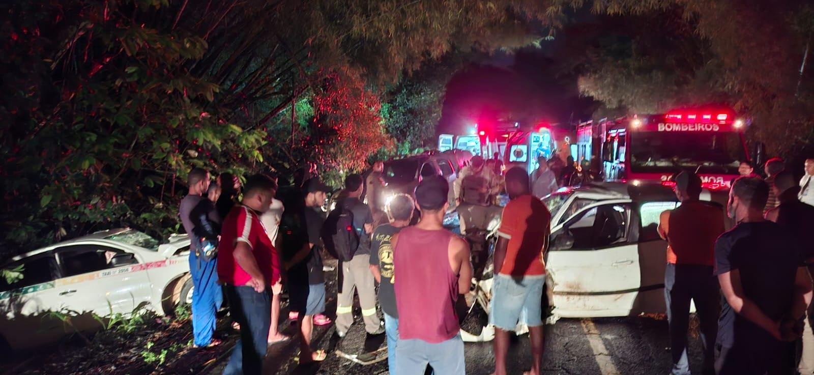 ACIDENTE ENTRE TÁXI E CARRO DE PASSEIO DEIXA DOIS FERIDOS GRAVES EM ILHÉUS