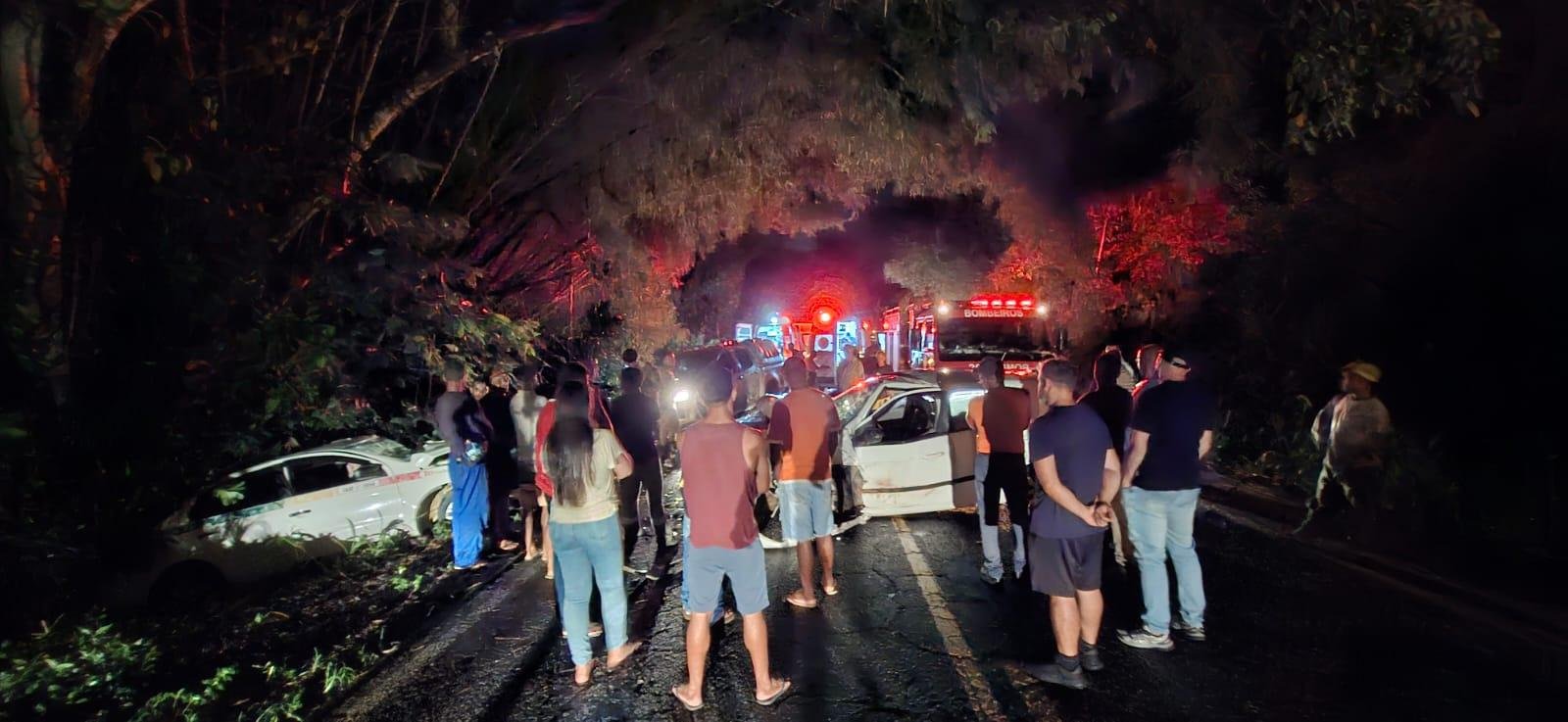 ACIDENTE ENTRE TÁXI E CARRO DE PASSEIO DEIXA DOIS FERIDOS GRAVES EM ILHÉUS