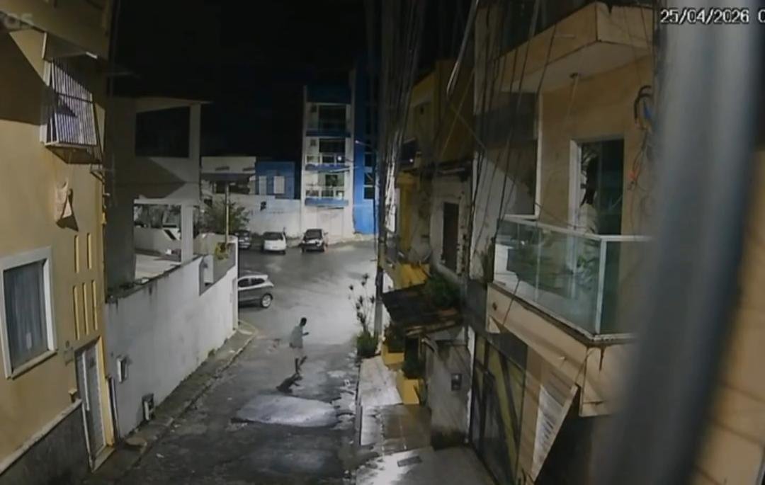 INVASÃO EM RESIDÊNCIA ASSUSTA MORADORES DO OUTEIRO, EM ILHÉUS, NA MADRUGADA DESTE SÁBADO (25)