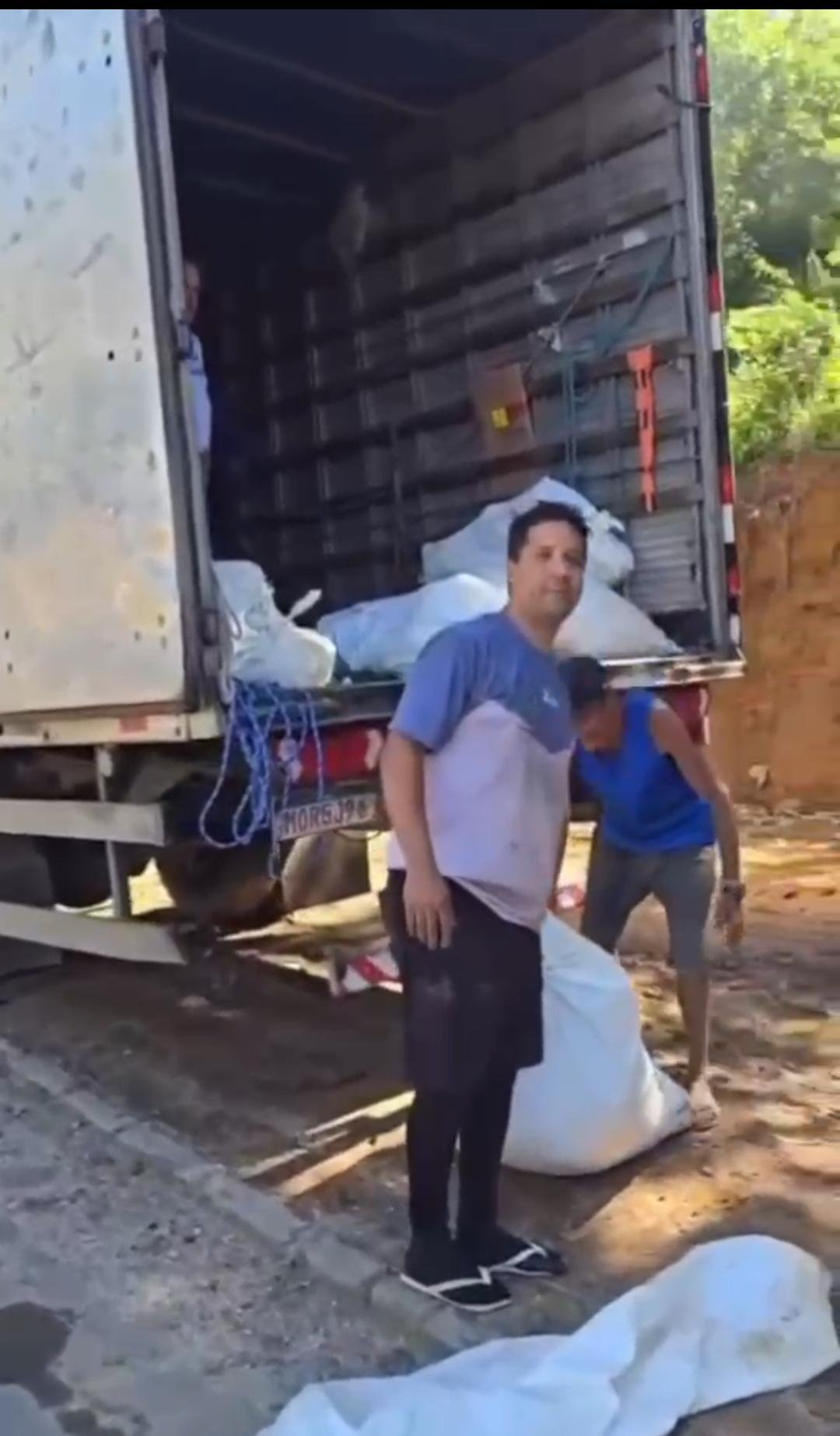 INDIGNAÇÃO EM ILHÉUS: MORADOR FLAGRA DESCARTE IRREGULAR DE LIXO NO HERNANE SÁ E DESABAFA: “É POR ISSO QUE A PORRA NÃO ANDA VÉI”