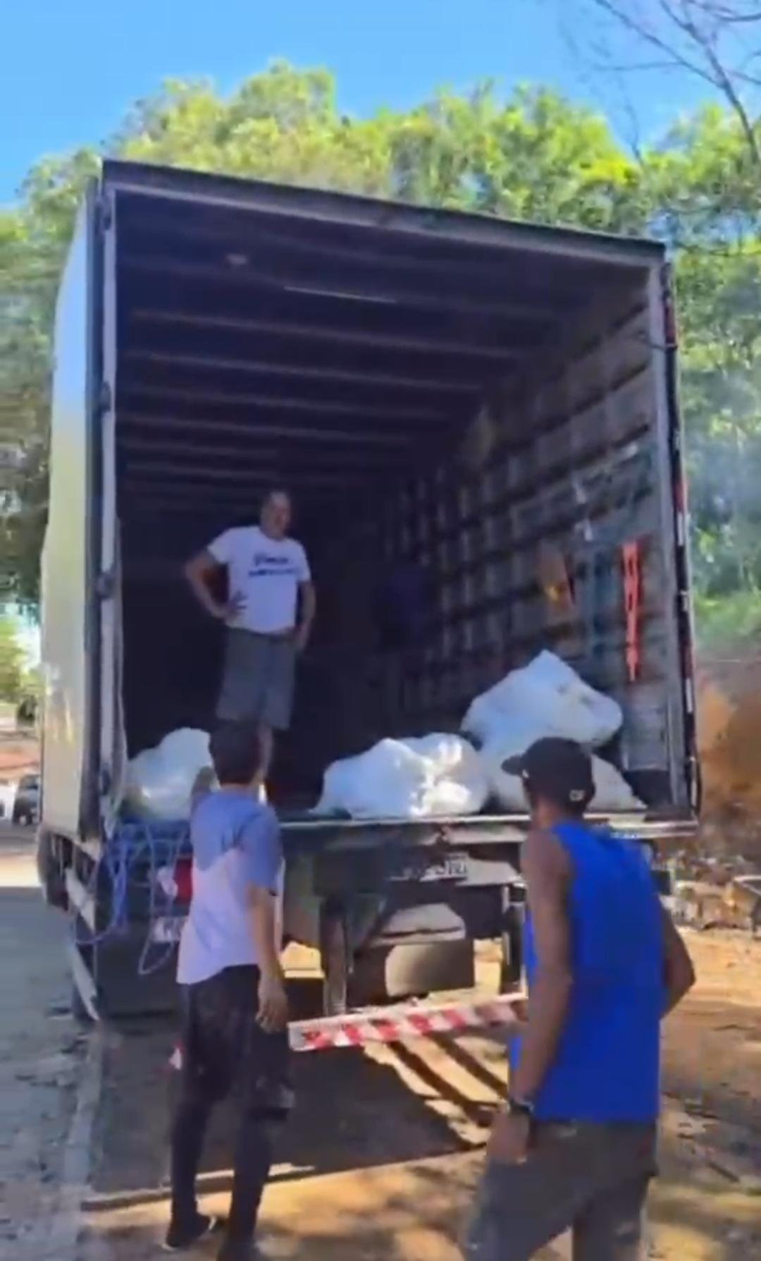 INDIGNAÇÃO EM ILHÉUS: MORADOR FLAGRA DESCARTE IRREGULAR DE LIXO NO HERNANE SÁ E DESABAFA: “É POR ISSO QUE A PORRA NÃO ANDA VÉI”