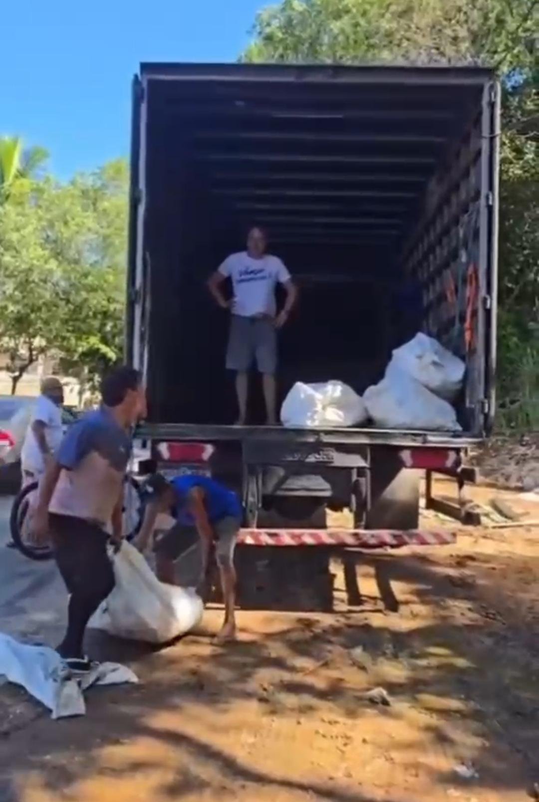 INDIGNAÇÃO EM ILHÉUS: MORADOR FLAGRA DESCARTE IRREGULAR DE LIXO NO HERNANE SÁ E DESABAFA: “É POR ISSO QUE A PORRA NÃO ANDA VÉI”