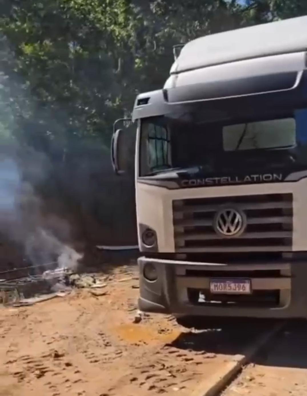 INDIGNAÇÃO EM ILHÉUS: MORADOR FLAGRA DESCARTE IRREGULAR DE LIXO NO HERNANE SÁ E DESABAFA: “É POR ISSO QUE A PORRA NÃO ANDA VÉI”