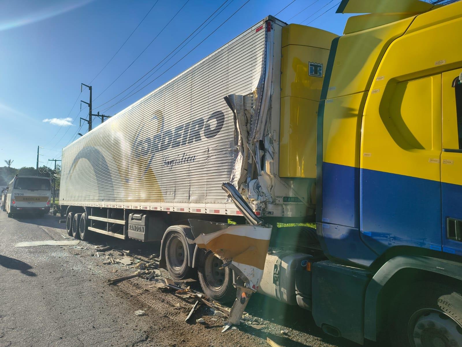 ACIDENTE COM ÔNIBUS ESCOLAR É REGISTRADO NO IGUAPE, EM ILHÉUS