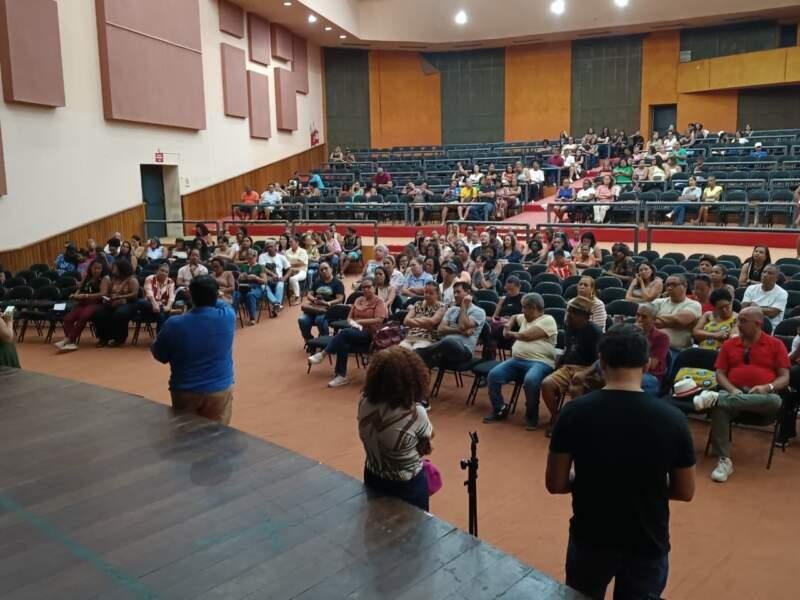 EDUCAÇÃO DE ILHÉUS APROVA PROPOSTA COM REAJUSTE NO PISO E PAGAMENTO RETROATIVO DO TICKET