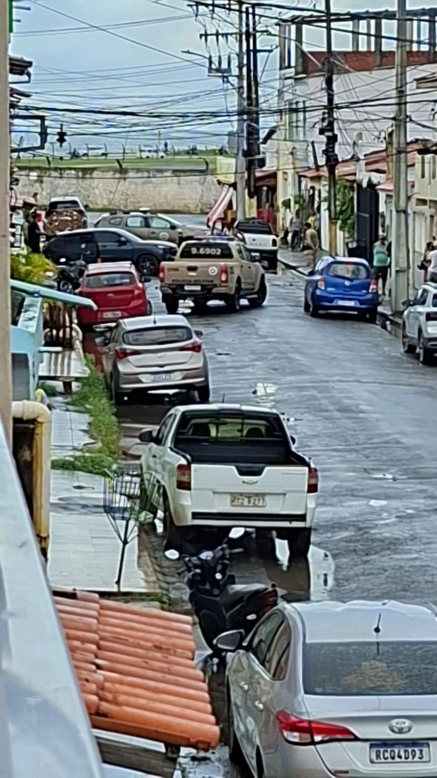 HOMEM É ASSASSINADO A TIROS AO SAIR DE CASA NO BAIRRO PONTAL, EM ILHÉUS