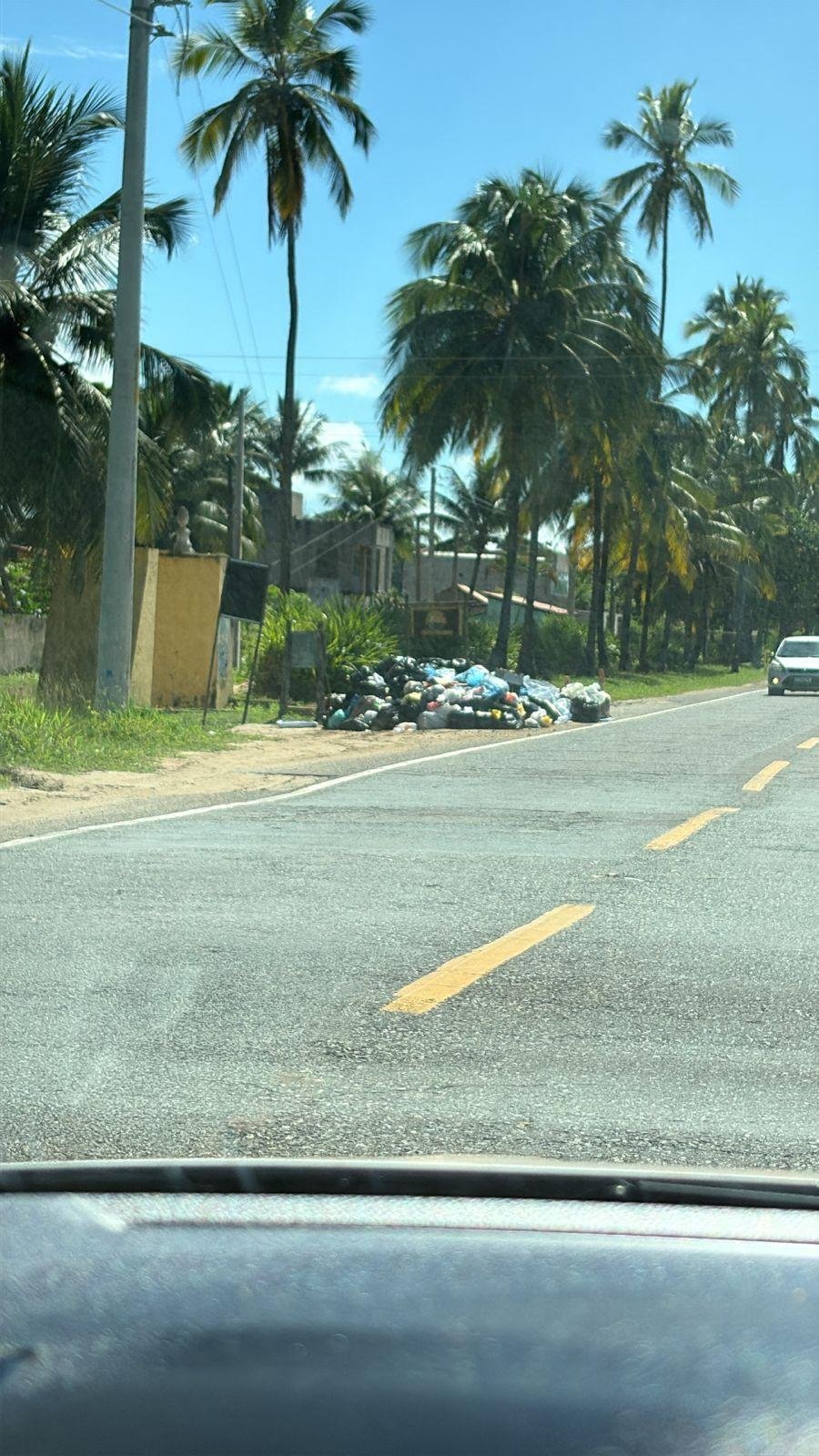 LIXO SE ACUMULA ÀS MARGENS DA BA-001, NO CURURUPE, E MORADORES DENUNCIAM SITUAÇÃO LIXO SE ACUMULA ÀS MARGENS DA BA-001, NO CURURUPE, E MORADORES DENUNCIAM SITUAÇÃO