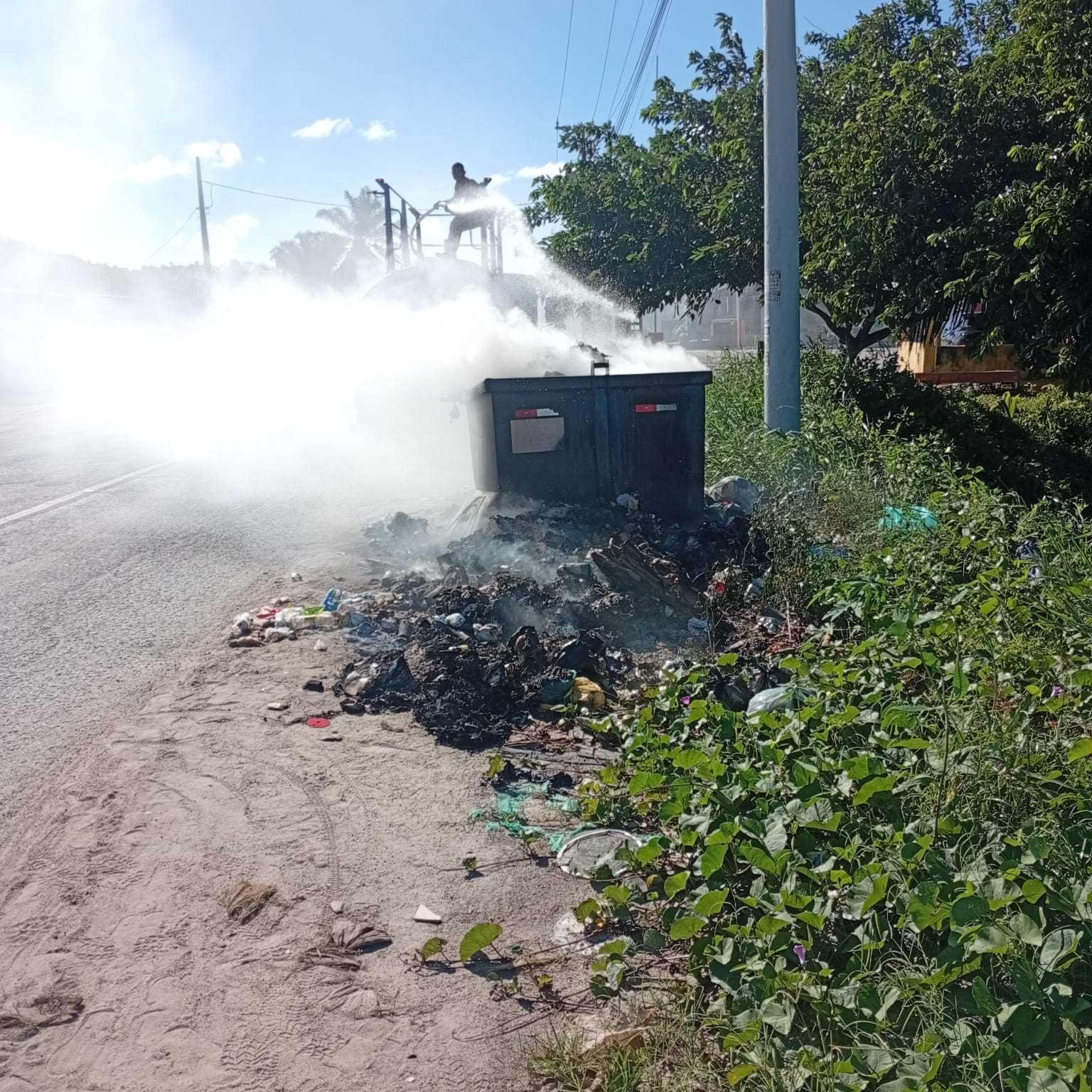 CONTÊINER DE LIXO É INCENDIADO EM ATO DE VANDALISMO EM ILHÉUS