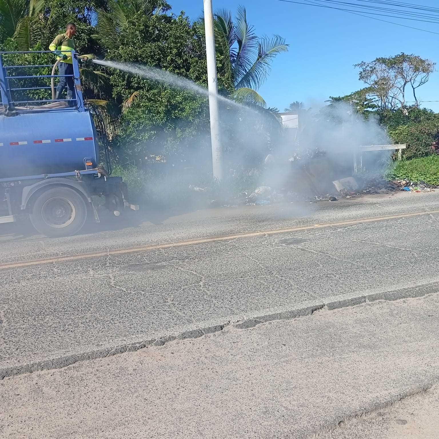 CONTÊINER DE LIXO É INCENDIADO EM ATO DE VANDALISMO EM ILHÉUS