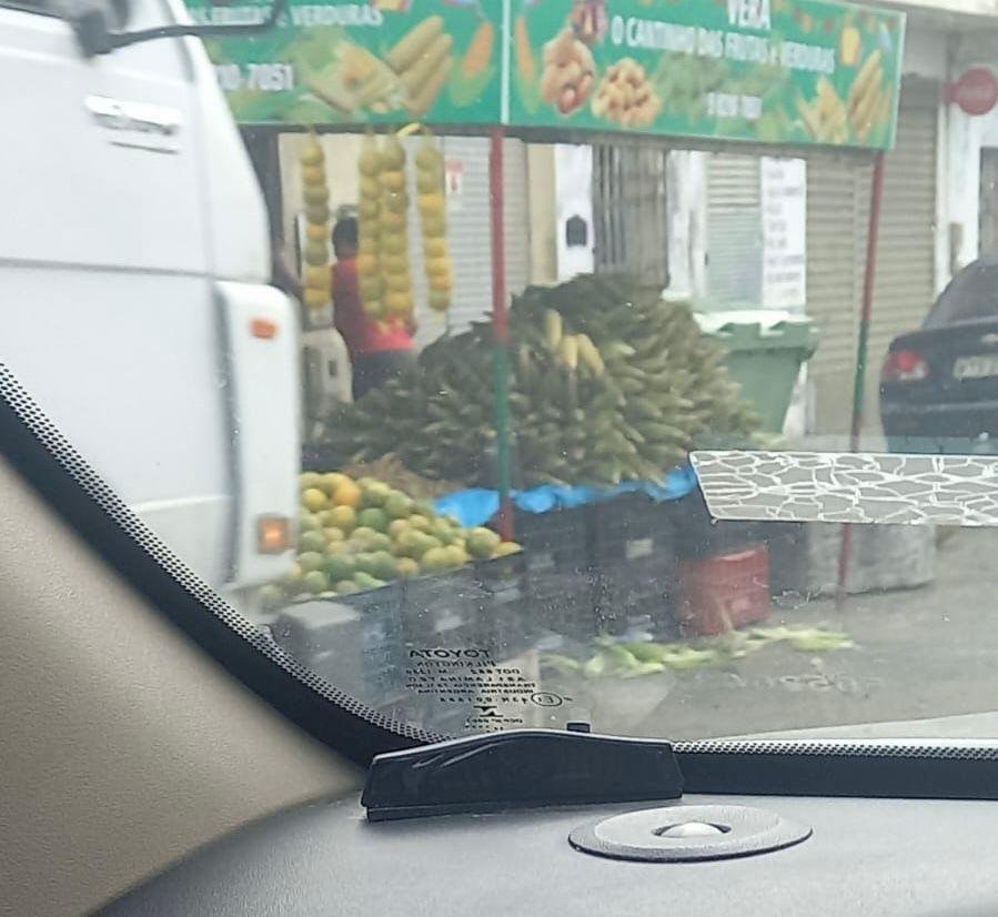 ESTRUTURA COMERCIAL EM PASSEIO E ACOSTAMENTO GERA RECLAMAÇÃO DE MOTORISTAS NA ZONA NORTE DE ILHÉUS ESTRUTURA COMERCIAL EM PASSEIO E ACOSTAMENTO GERA RECLAMAÇÃO DE MOTORISTAS NA ZONA NORTE DE ILHÉUS