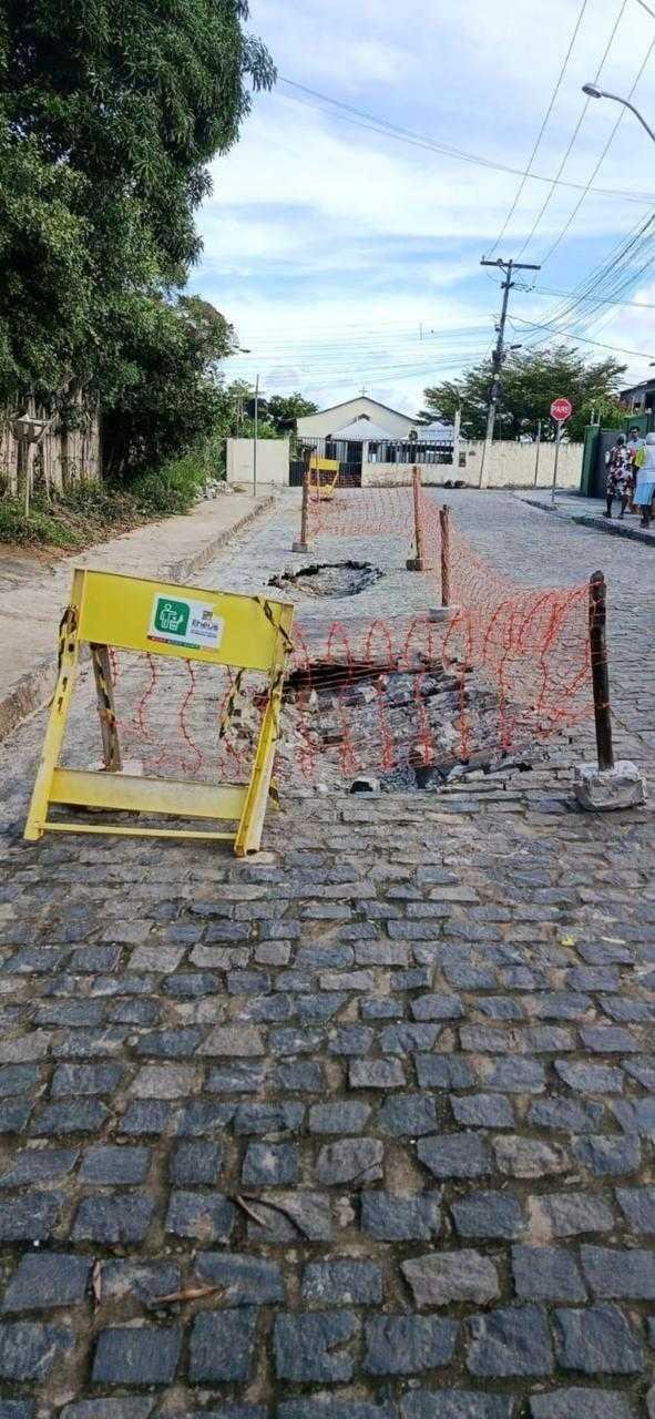 PREFEITURA DE ILHÉUS NOTIFICA EMPRESA PARA CORRIGIR FALHAS EM PAVIMENTAÇÃO NA CONQUISTA