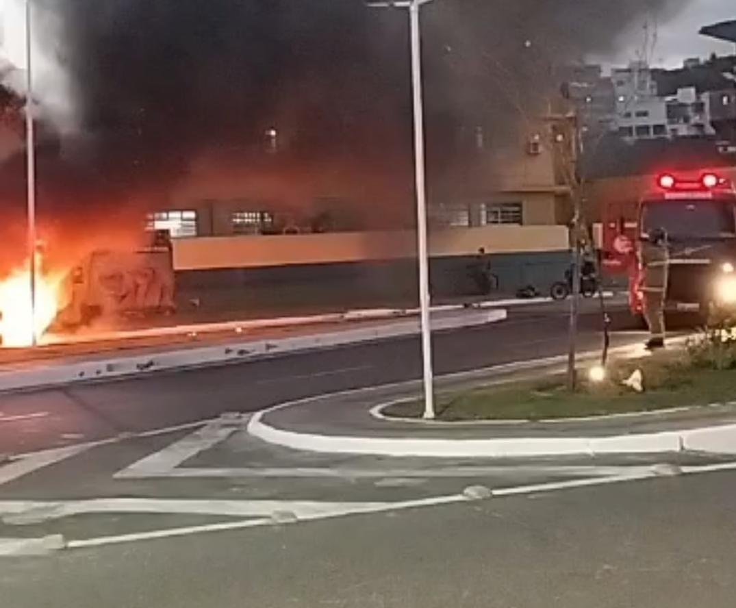 CARRO PEGA FOGO PRÓXIMO À PRAÇA MISAEL TAVARES, EM ILHÉUS CARRO PEGA FOGO PRÓXIMO À PRAÇA MISAEL TAVARES, EM ILHÉUS