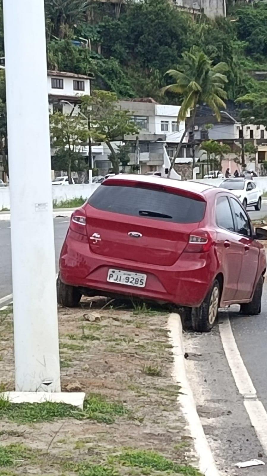 CARRO ATINGE POSTE E VAI PARAR NO CANTEIRO CENTRAL NA SAÍDA DA PONTE JORGE AMADO