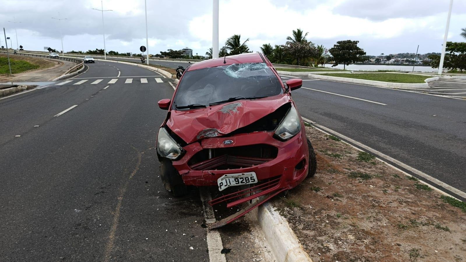 CARRO ATINGE POSTE E VAI PARAR NO CANTEIRO CENTRAL NA SAÍDA DA PONTE JORGE AMADO