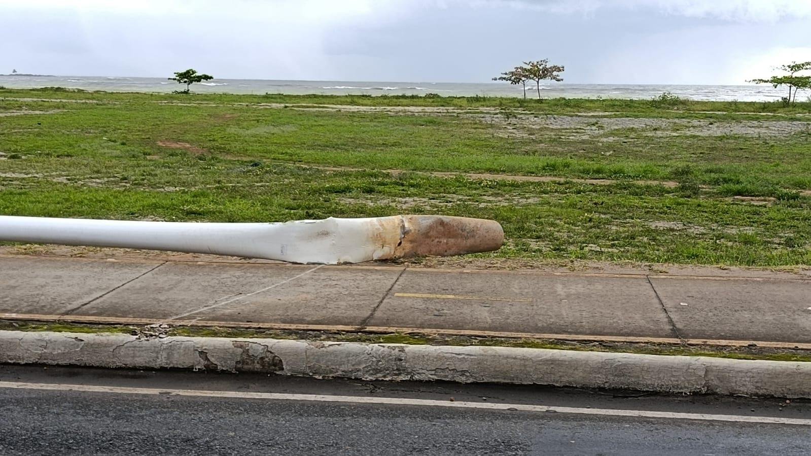 CARRO ATINGE POSTE E VAI PARAR NO CANTEIRO CENTRAL NA SAÍDA DA PONTE JORGE AMADO