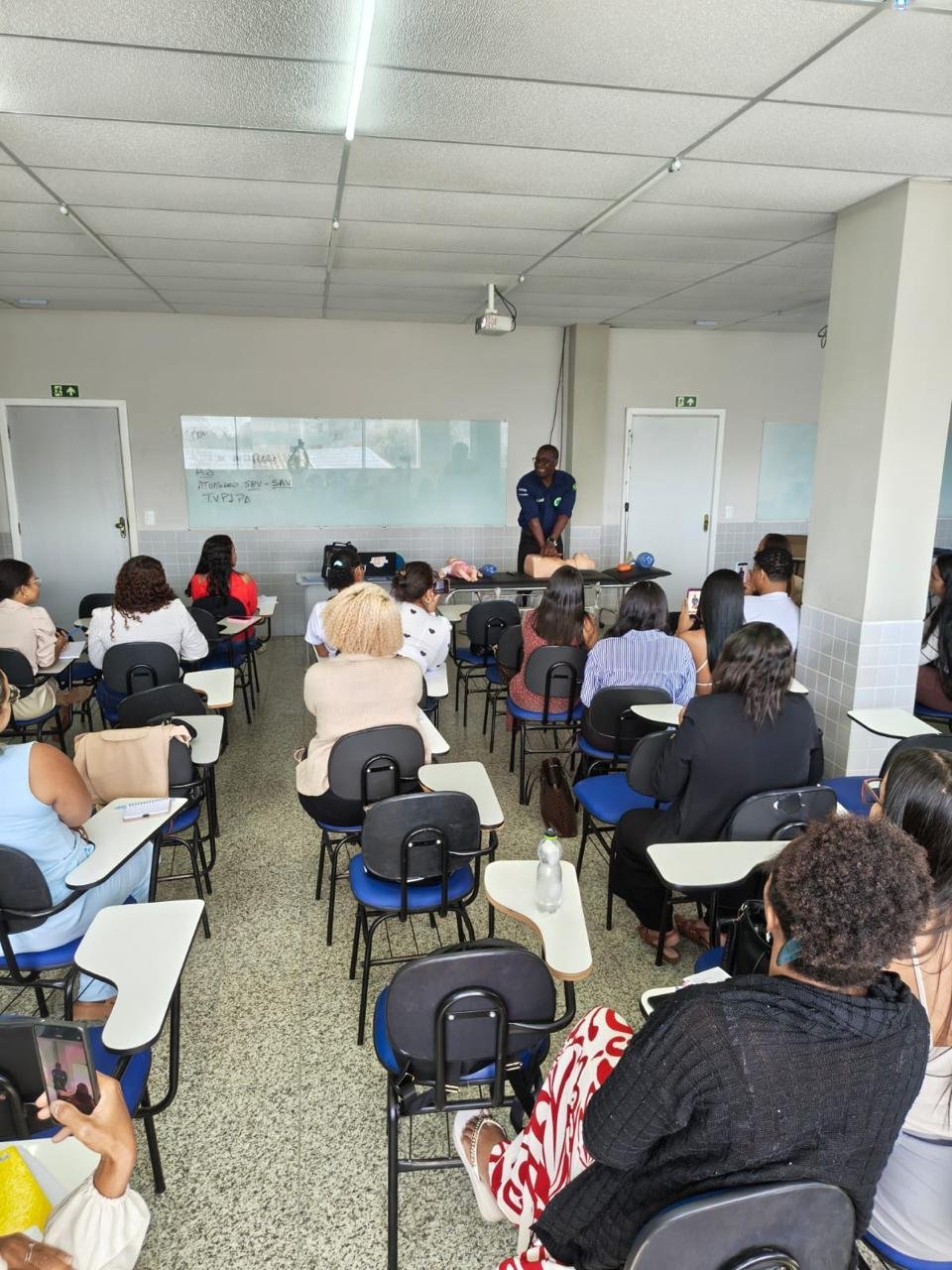 ATENDIMENTO DE URGÊNCIA E EMERGÊNCIA DA REDE MUNICIPAL GANHA REFORÇO COM CAPACITAÇÃO ATENDIMENTO DE URGÊNCIA E EMERGÊNCIA DA REDE MUNICIPAL GANHA REFORÇO COM CAPACITAÇÃO