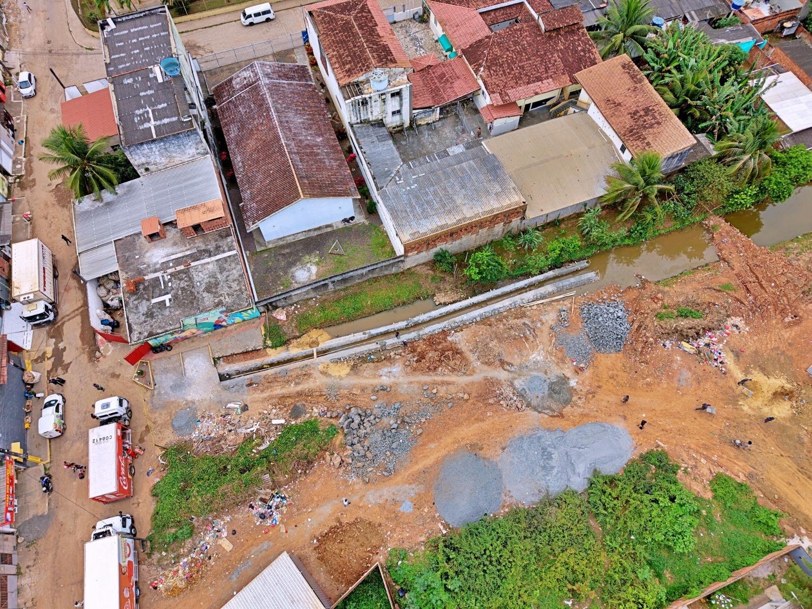 OBRA DE NOVO CANAL DE DRENAGEM AVANÇA E DEVE REDUZIR ALAGAMENTOS NO TEOTÔNIO VILELA, EM ILHÉUS OBRA DE NOVO CANAL DE DRENAGEM AVANÇA E DEVE REDUZIR ALAGAMENTOS NO TEOTÔNIO VILELA, EM ILHÉUS